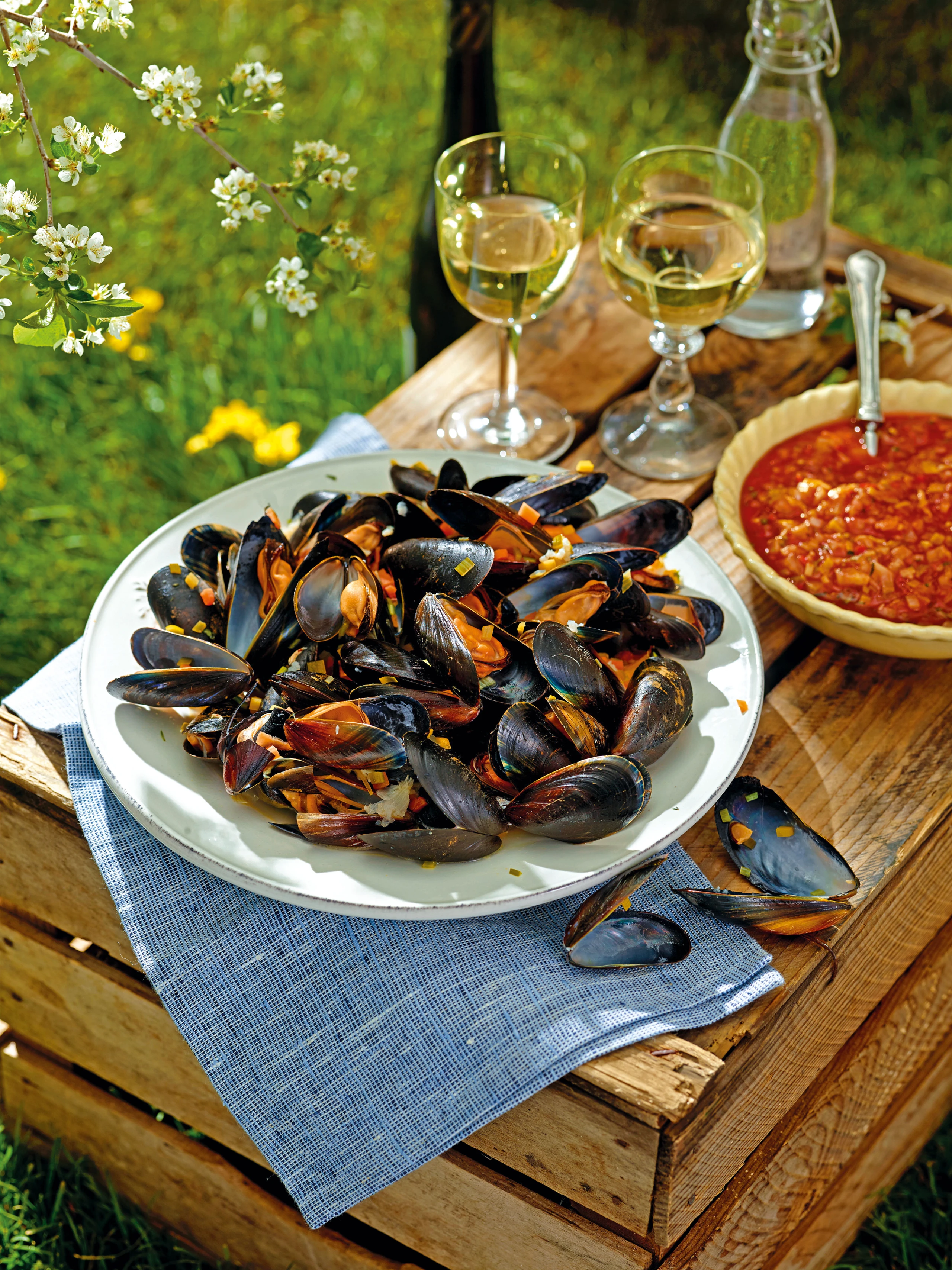 Miesmuscheln mit Paradeiser-Chilisalsa