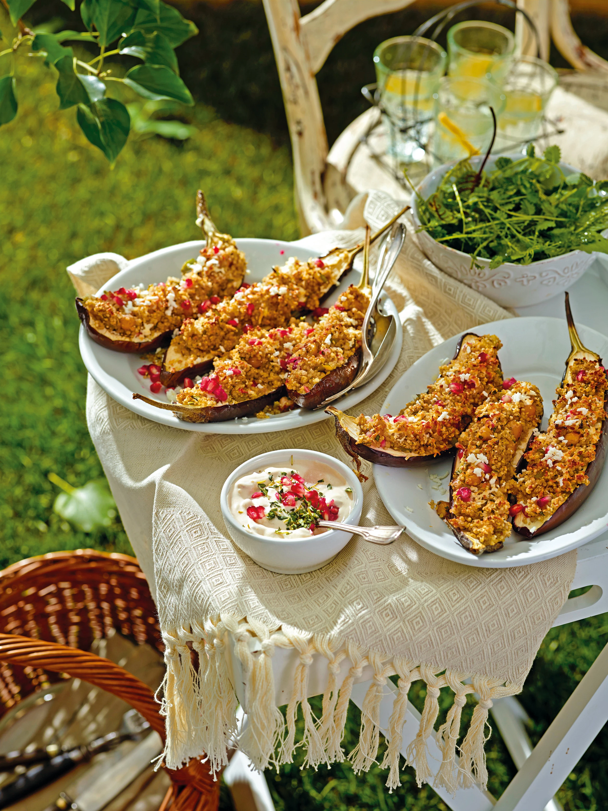 Gefüllte Mini-Melanzani mit Kichererbsen-Quinoa, Feta und Granatapfelsauce