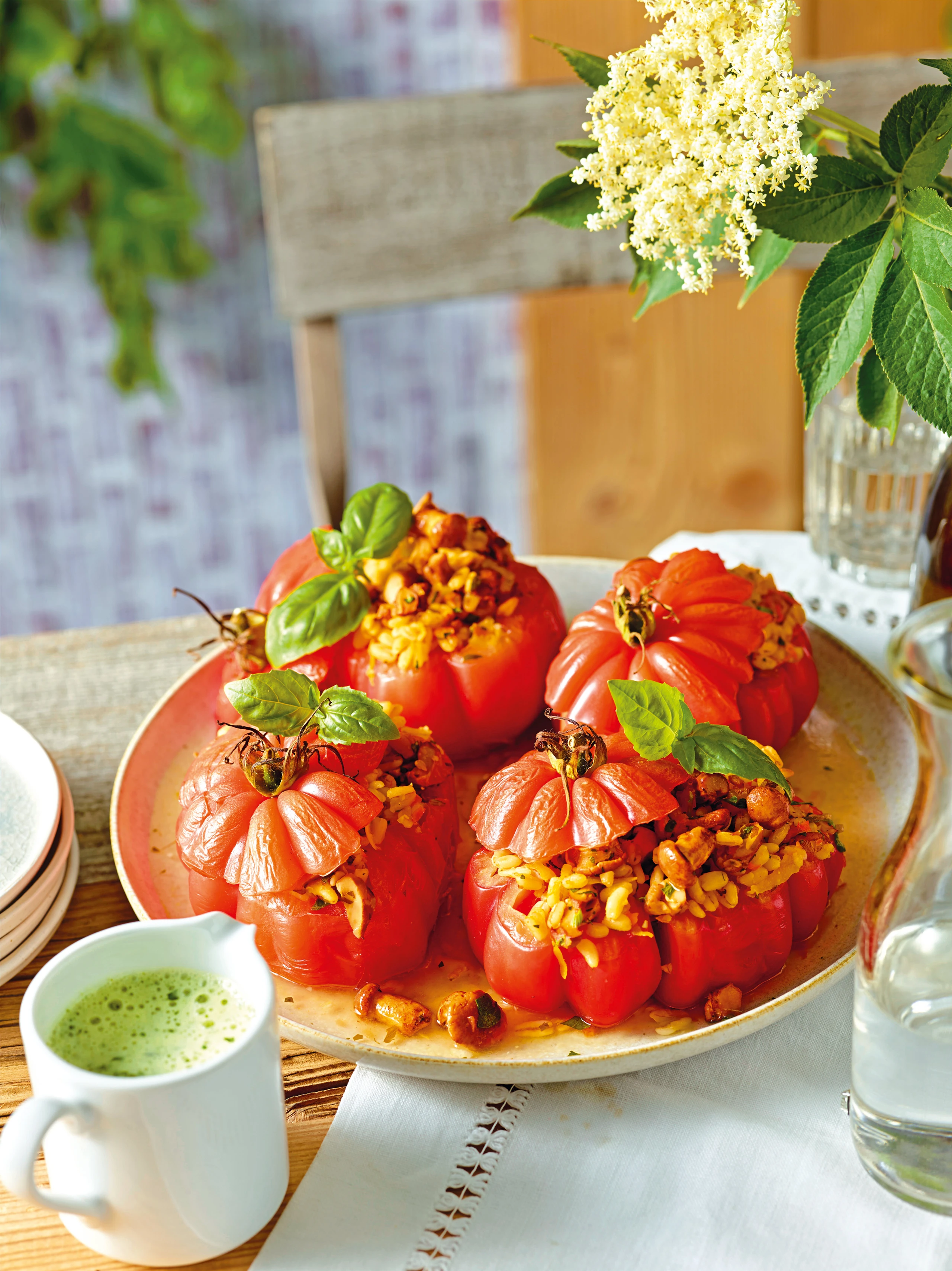 Gefüllte Ofenparadeiser mit Basilikumsauce