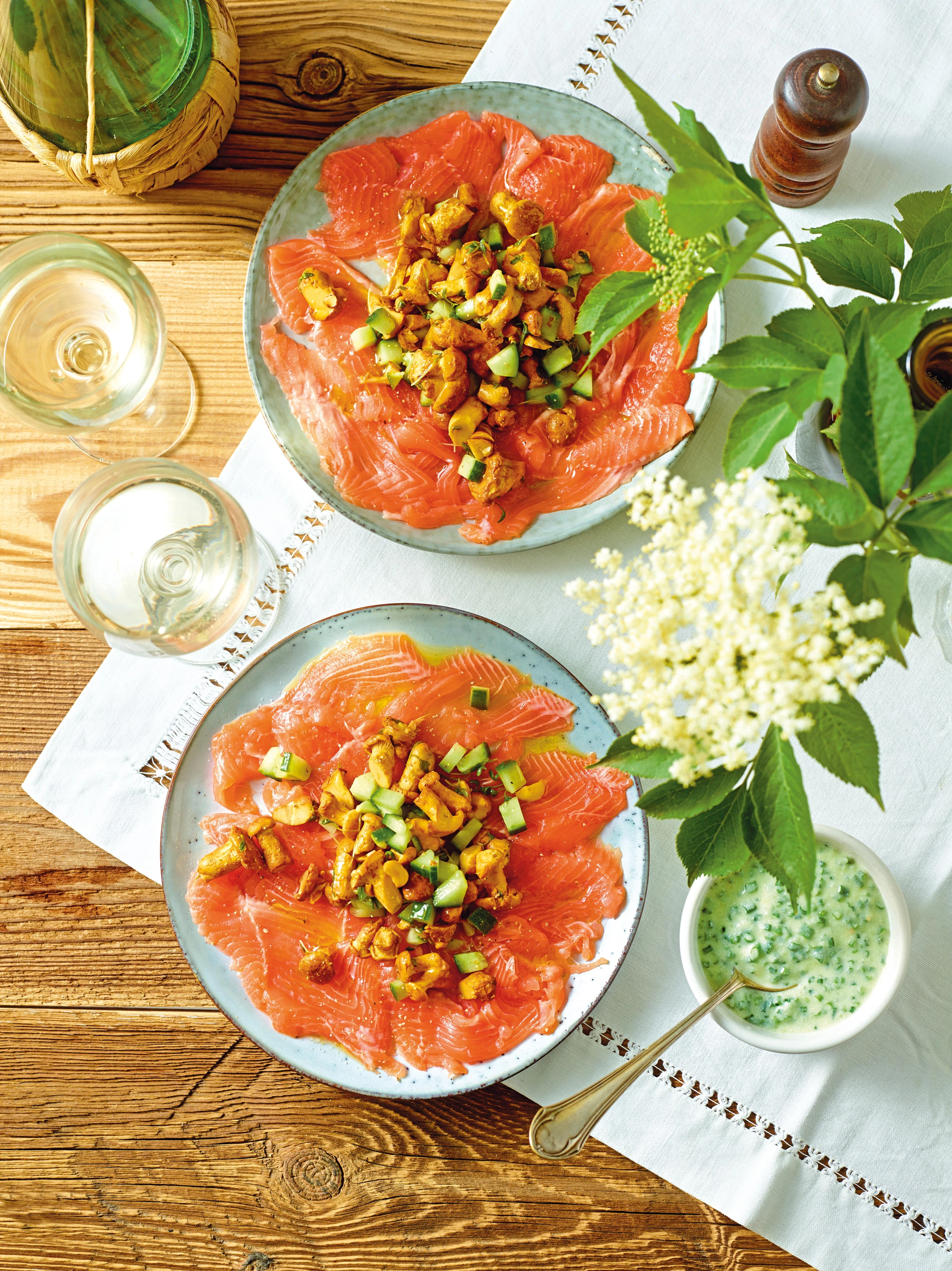 Lachsforellen-Carpaccio mit Schwammerlsalat