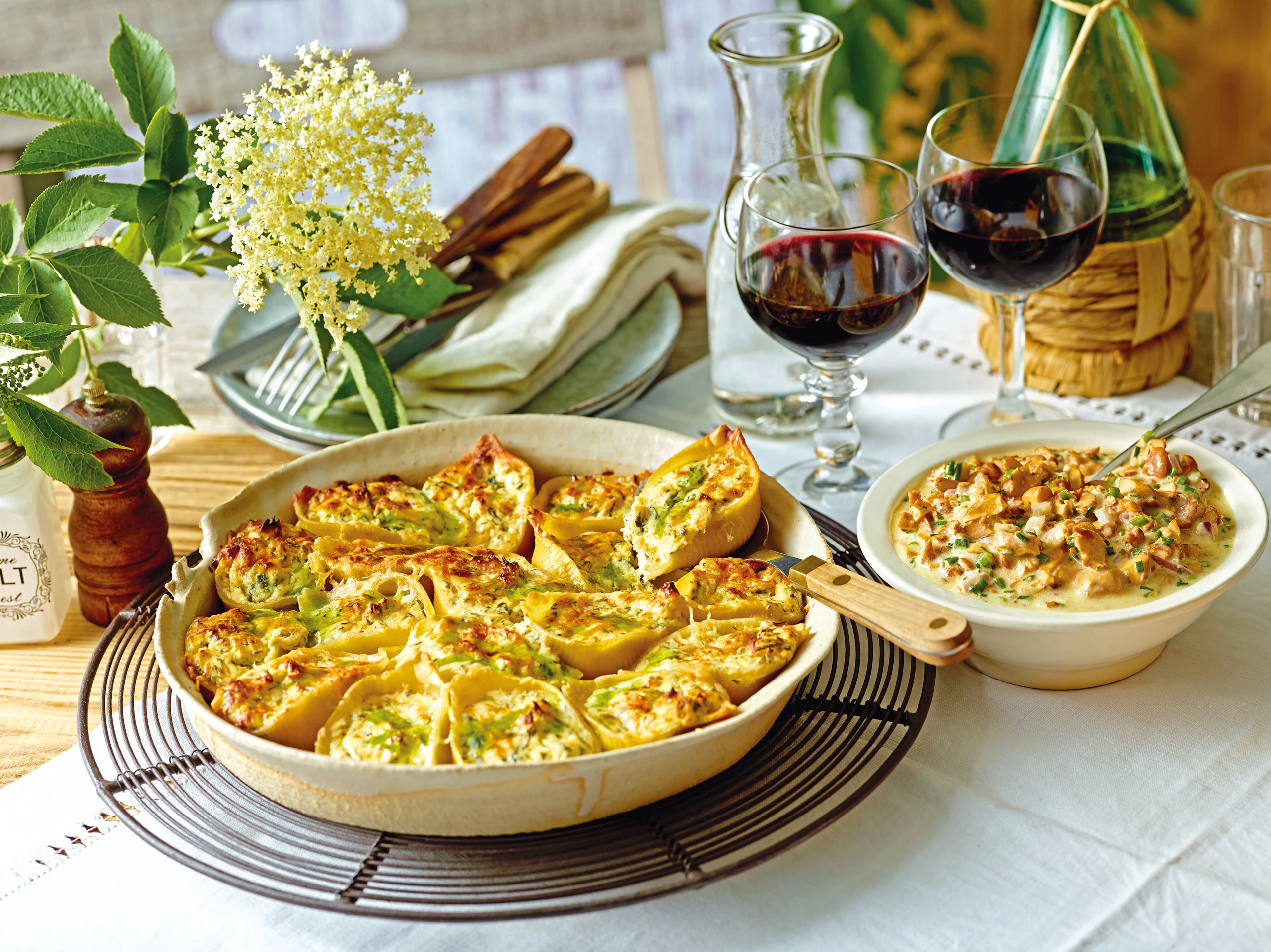 Conchiglioni mit Ricotta-Rucolafülle und Eierschwammerlsauce