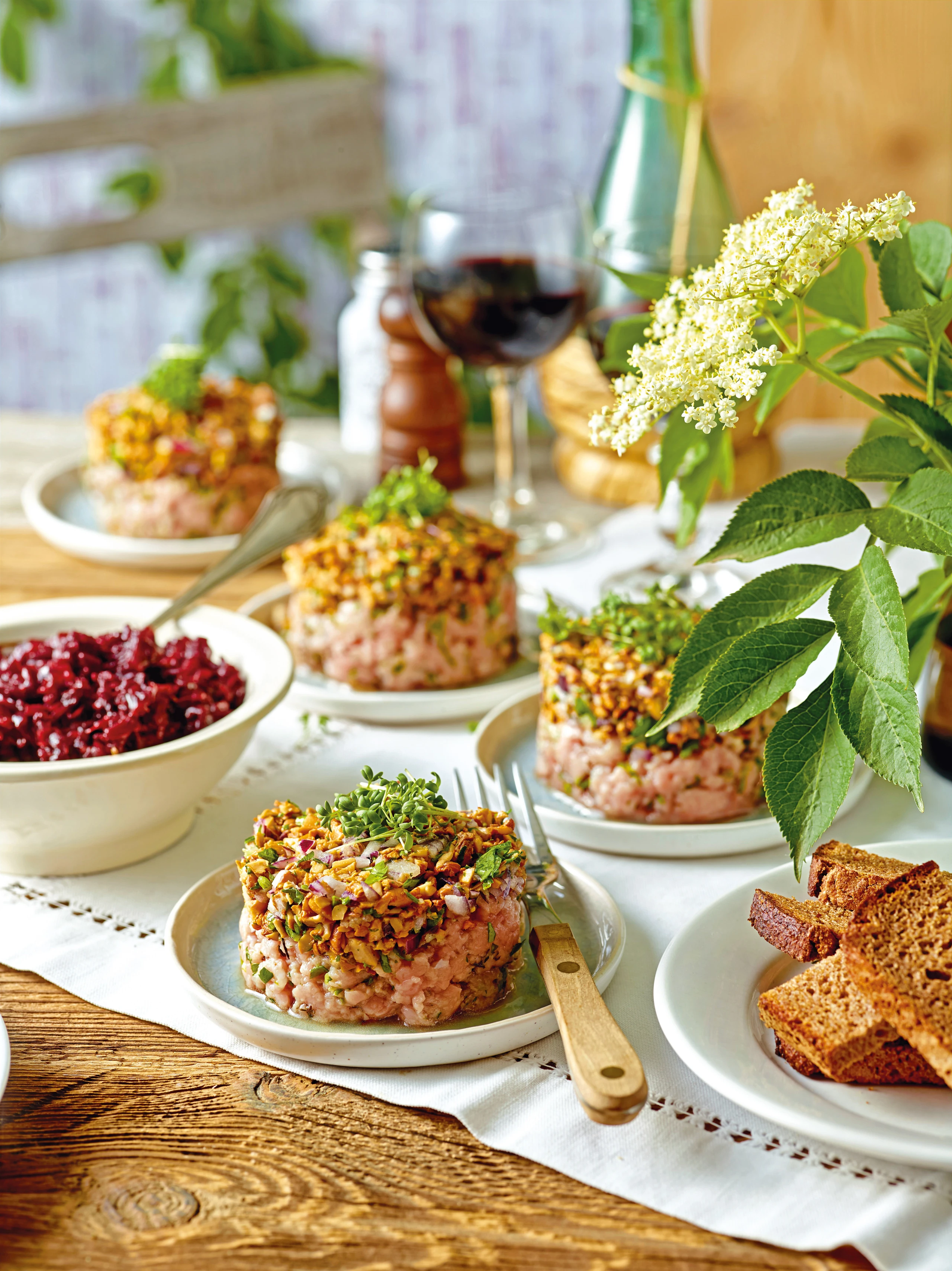 Eierschwammerl & Kalb: Zweierlei Tatar mit Portweinzwiebeln