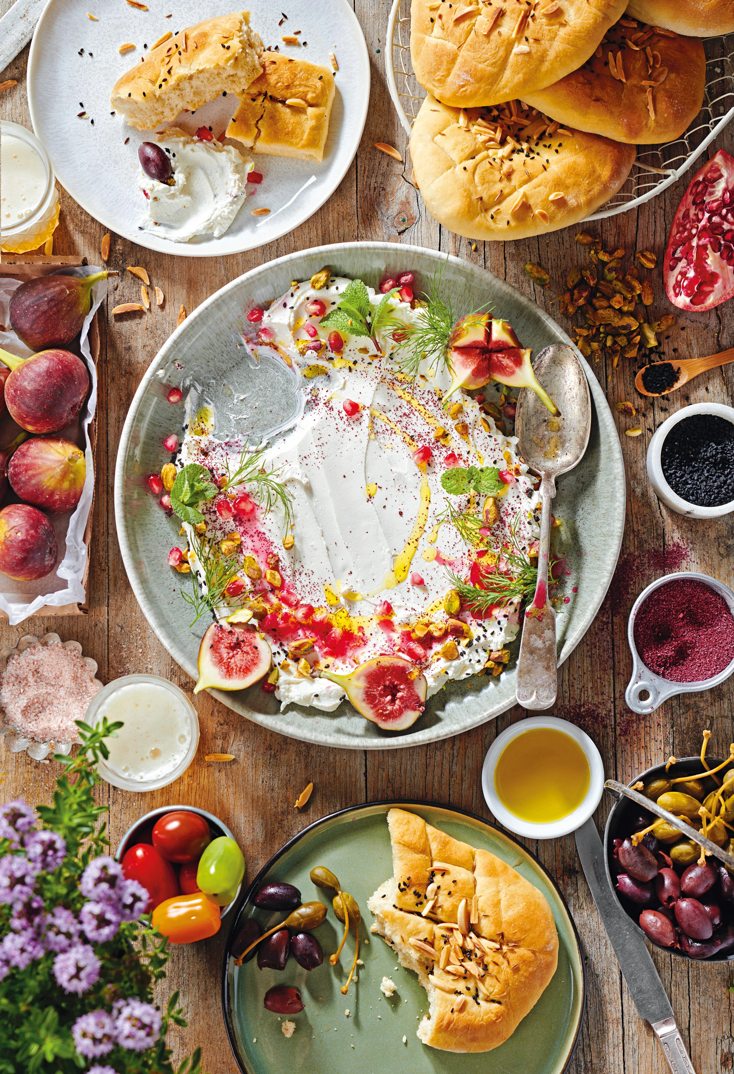 Labneh mit Mandel-Fladenbrot