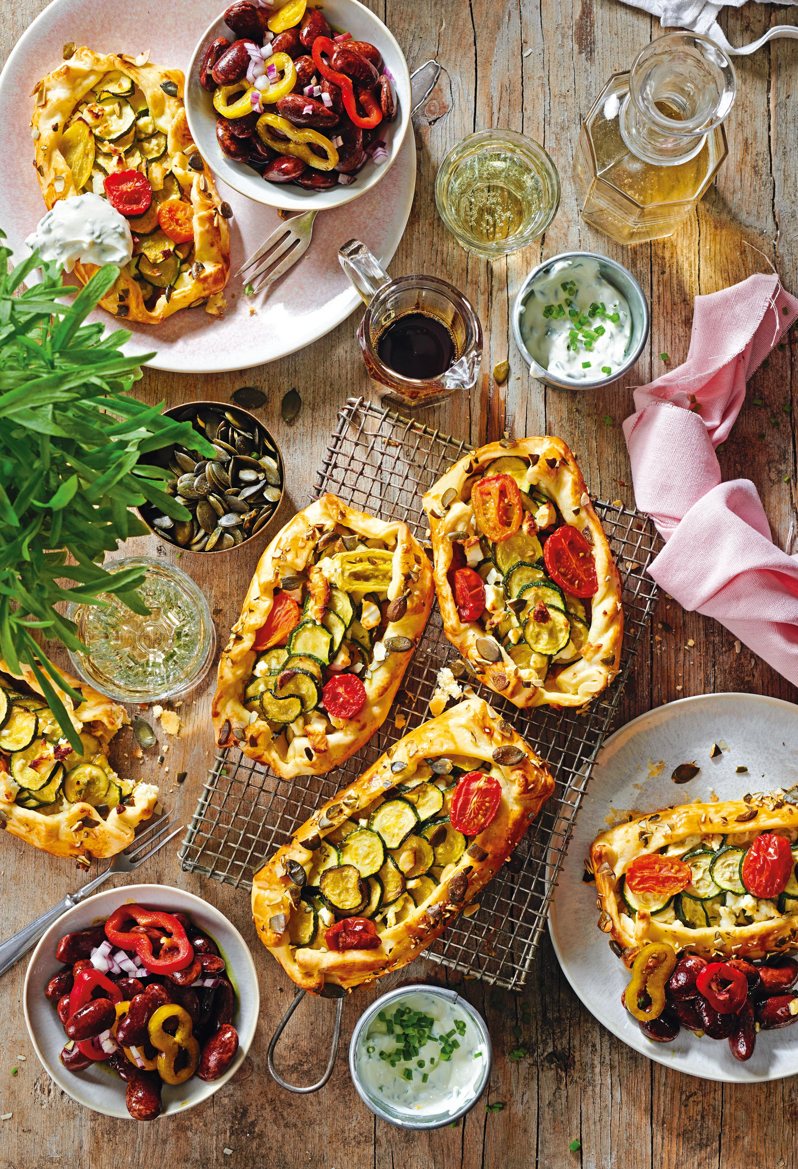 Zucchini-Handpies mit Schnittlauch-Dip und Käferbohnensalat