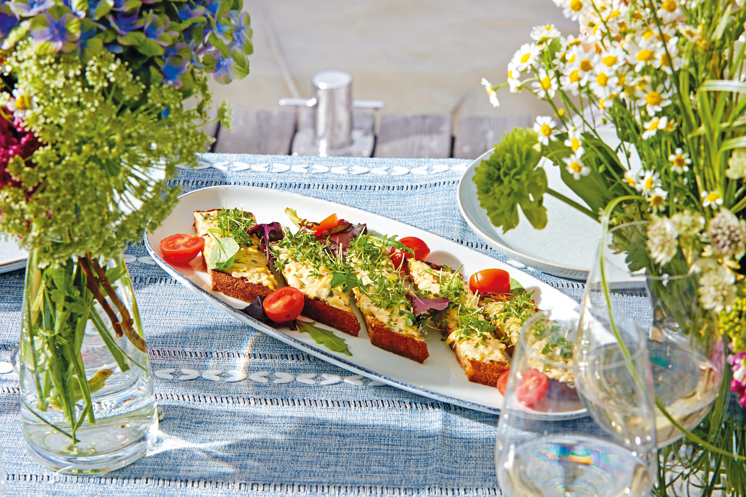 Gegrillte Schwarzbrottoasts mit Lauchmayonnaise