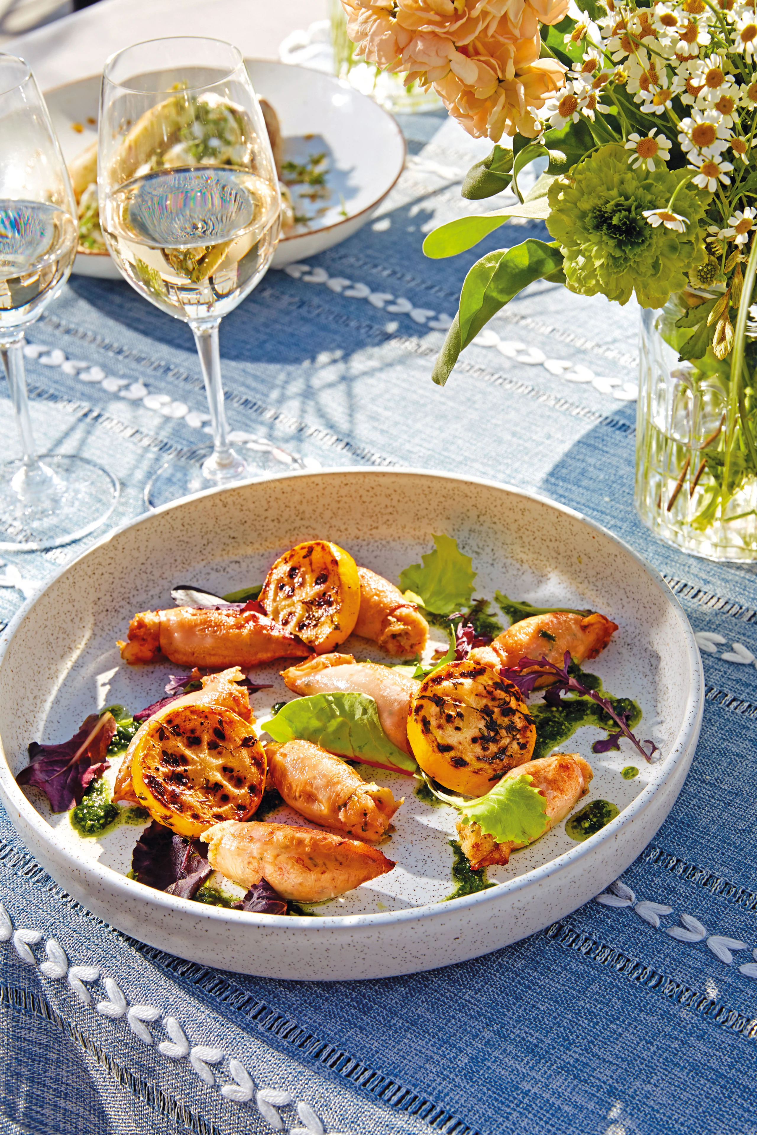 Tintenfischtuben mit Shrimps-Semmelfülle und Kräutersalsa