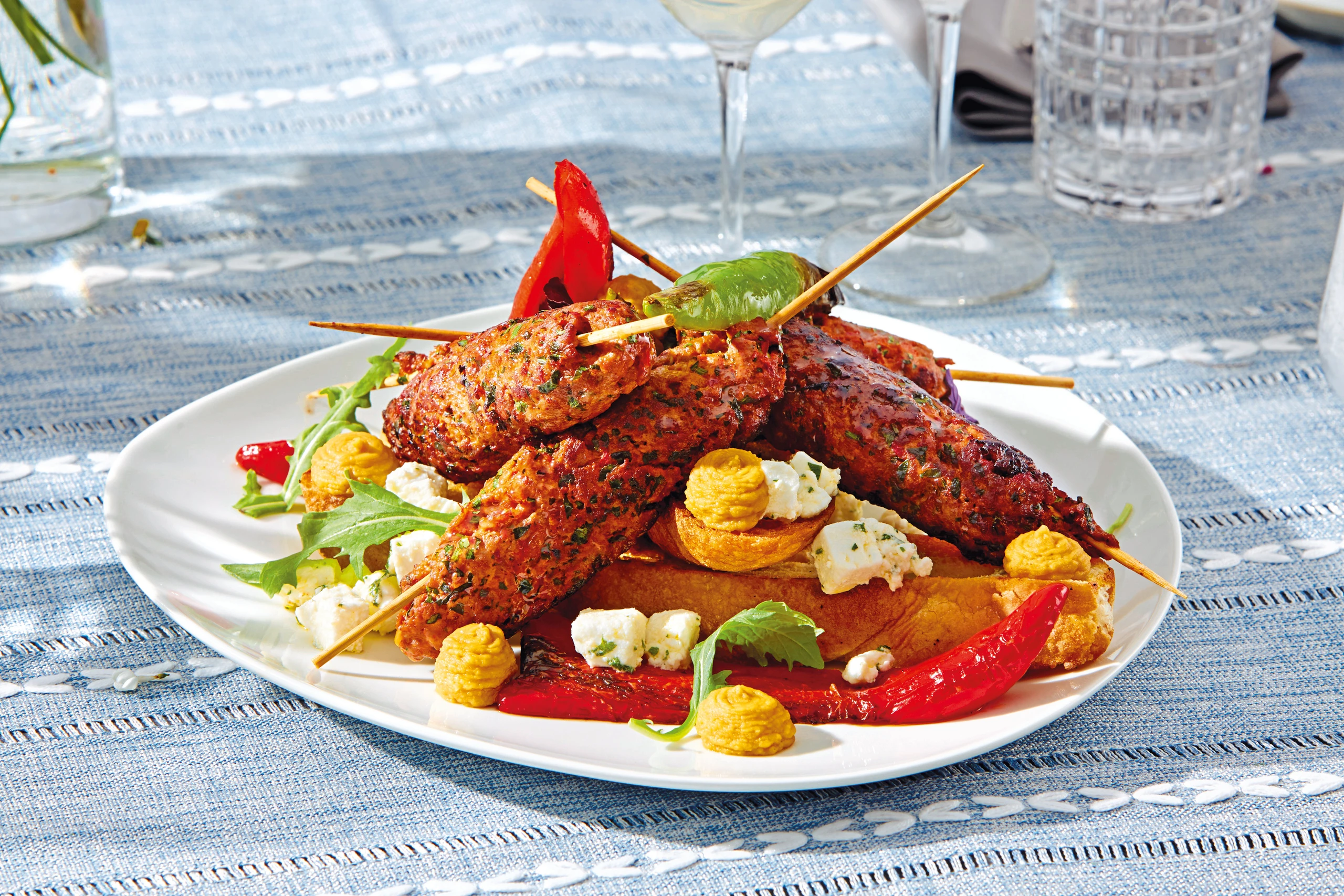 Faschierte Spieße mit Kichererbsensauce und Spitzpaprika