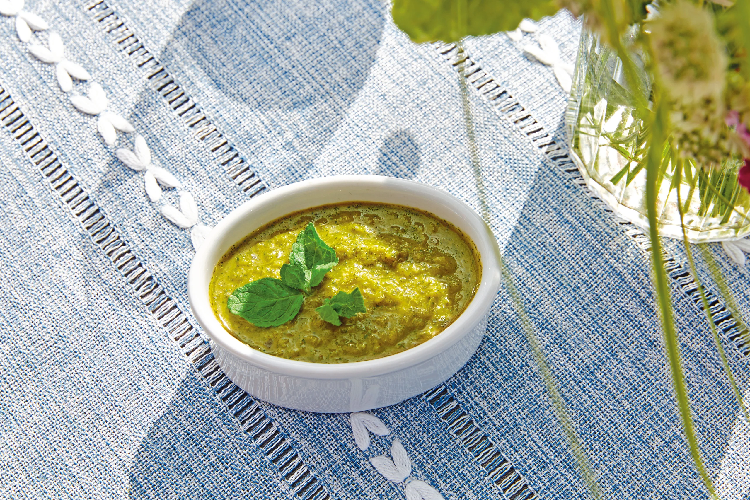 Grünes Ketchup mit Pimientos und Gurken