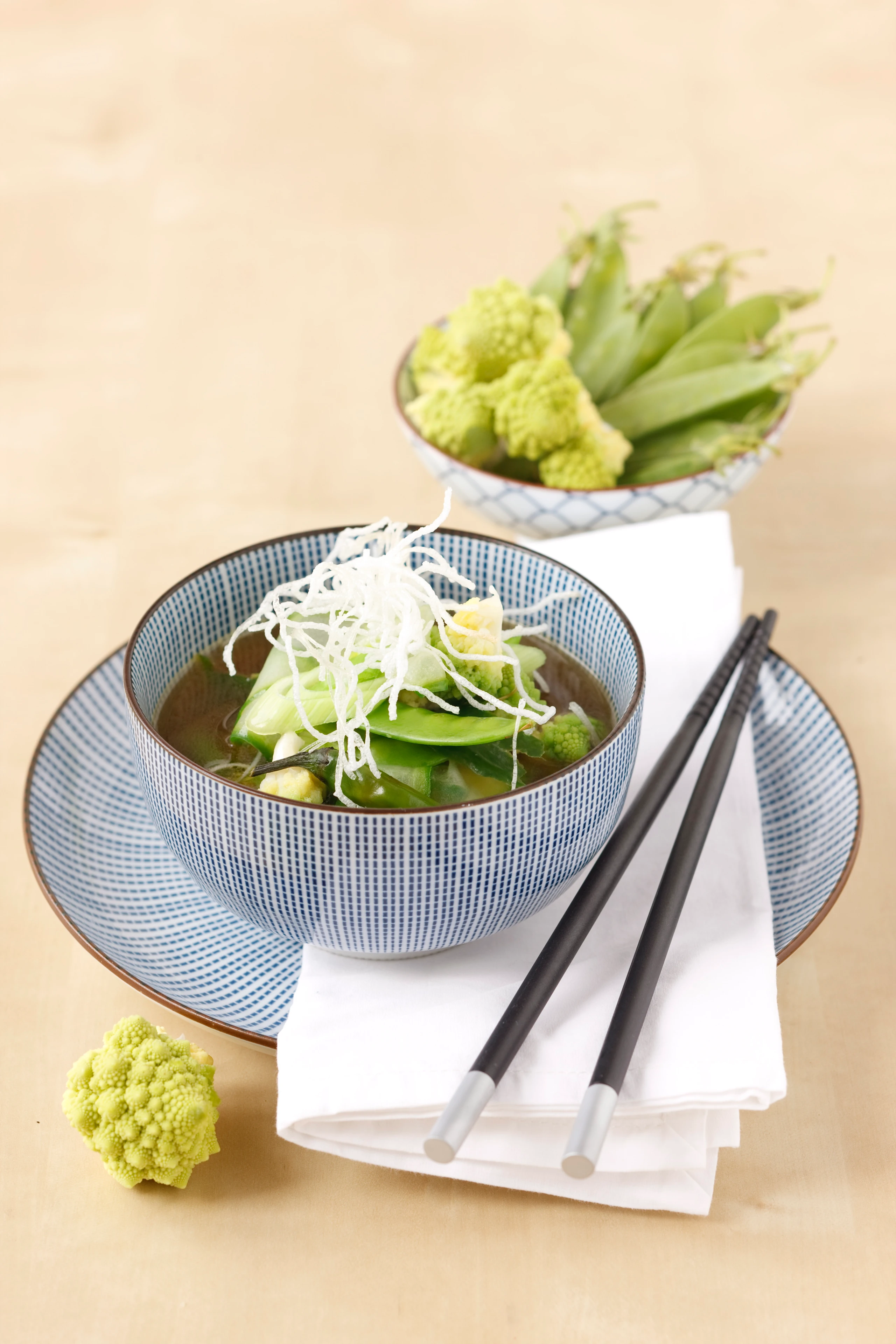 Schnelle Asia-Hühnersuppe mit knusprigen Glasnudeln