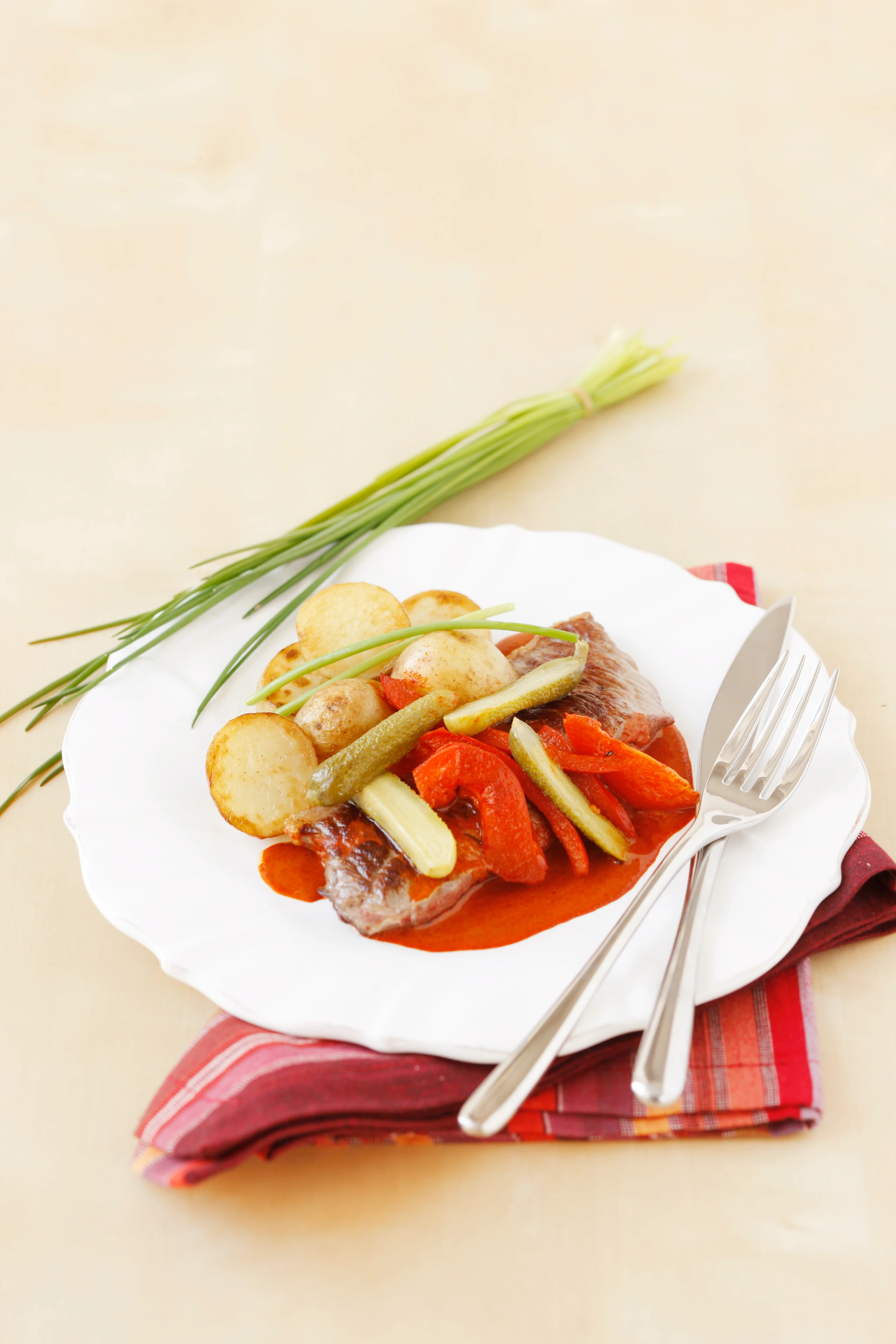 Rostbraten mit Salzgurken und Paprikasauce