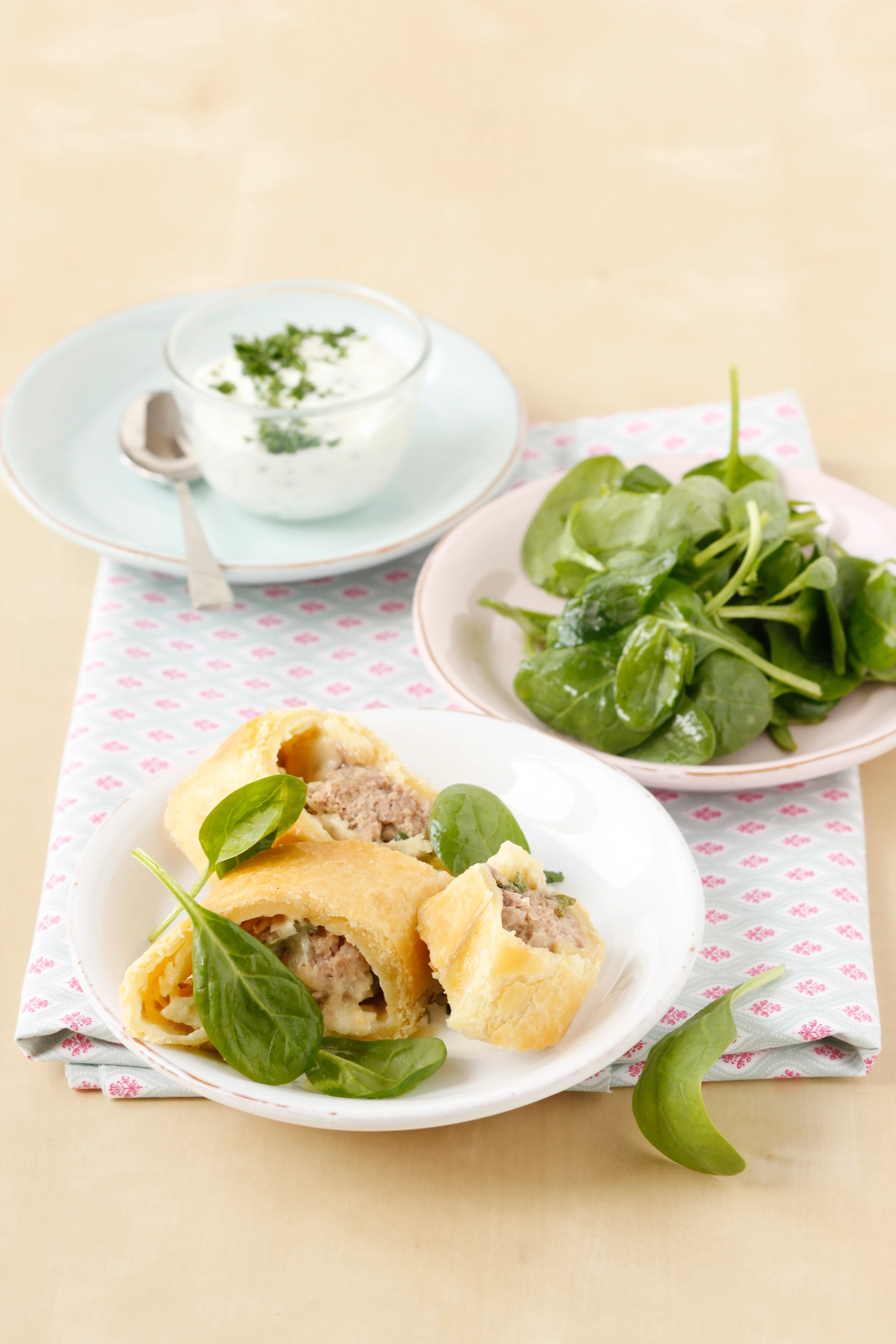 Fleisch-Mozzarellastrudel mit Kräutersauce