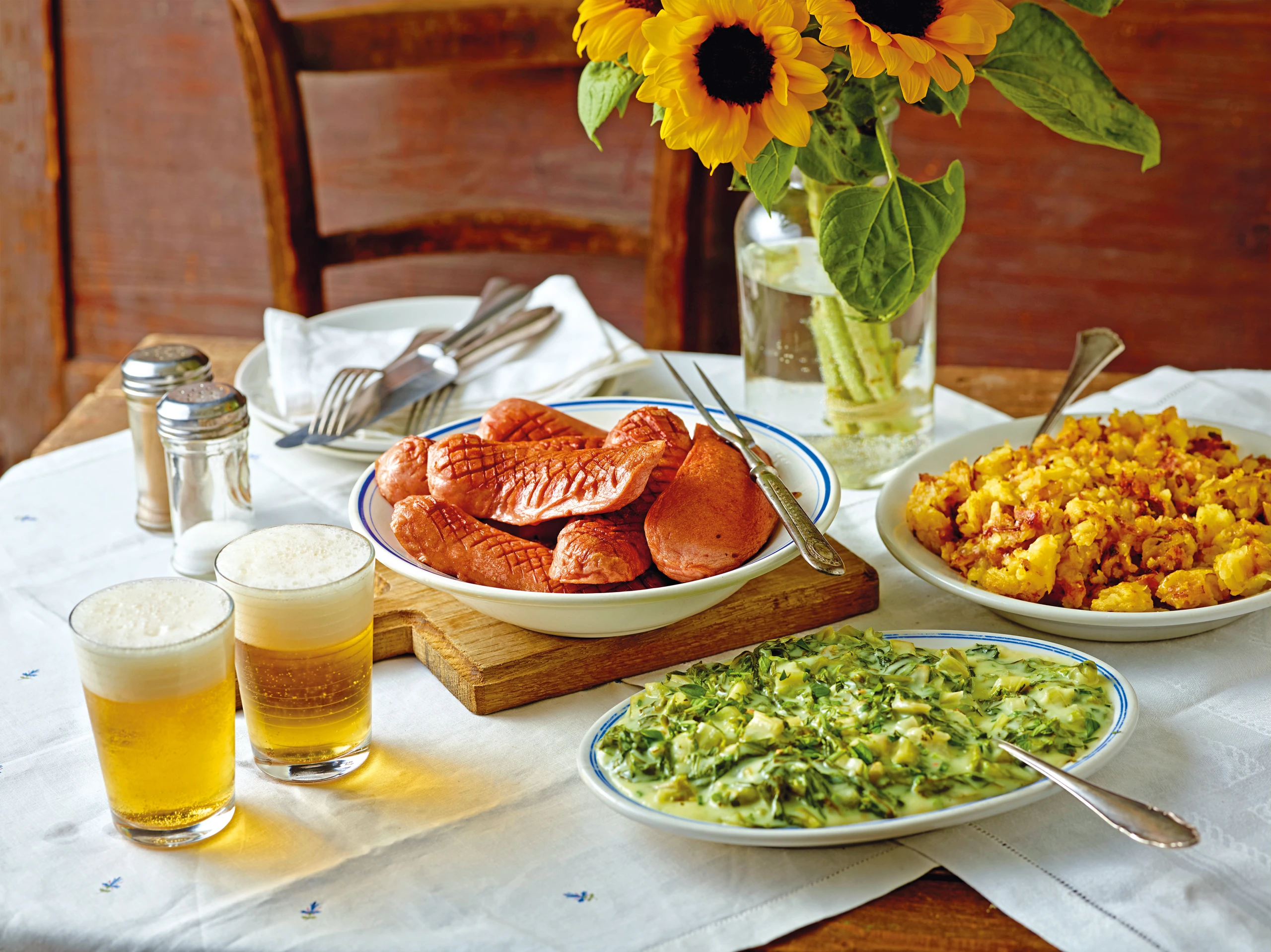 Augsburger mit Erdäpfelschmarren und Kochsalat