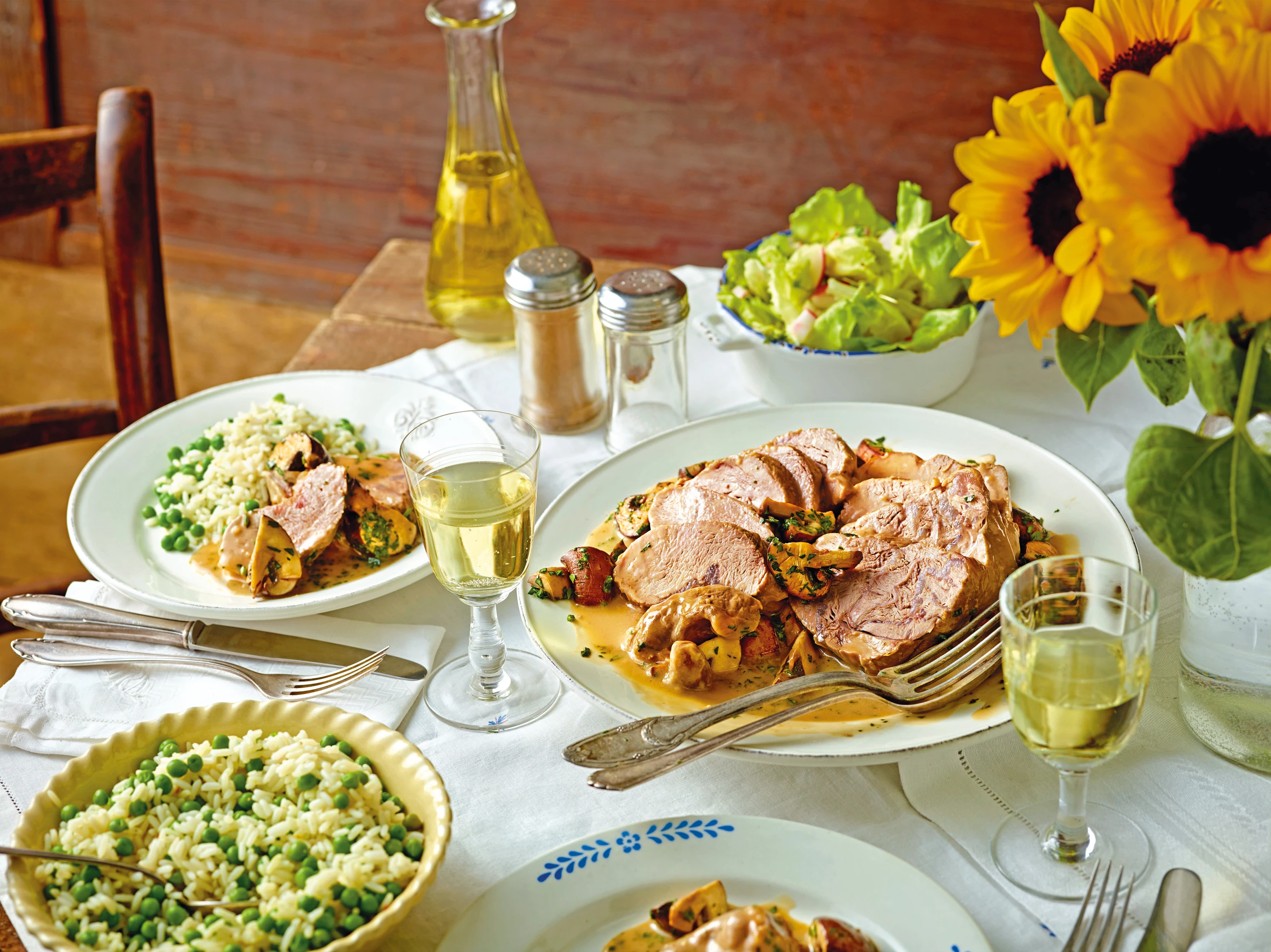 Kalbsvögerl mit Champignonsauce, Risipisi und Salat