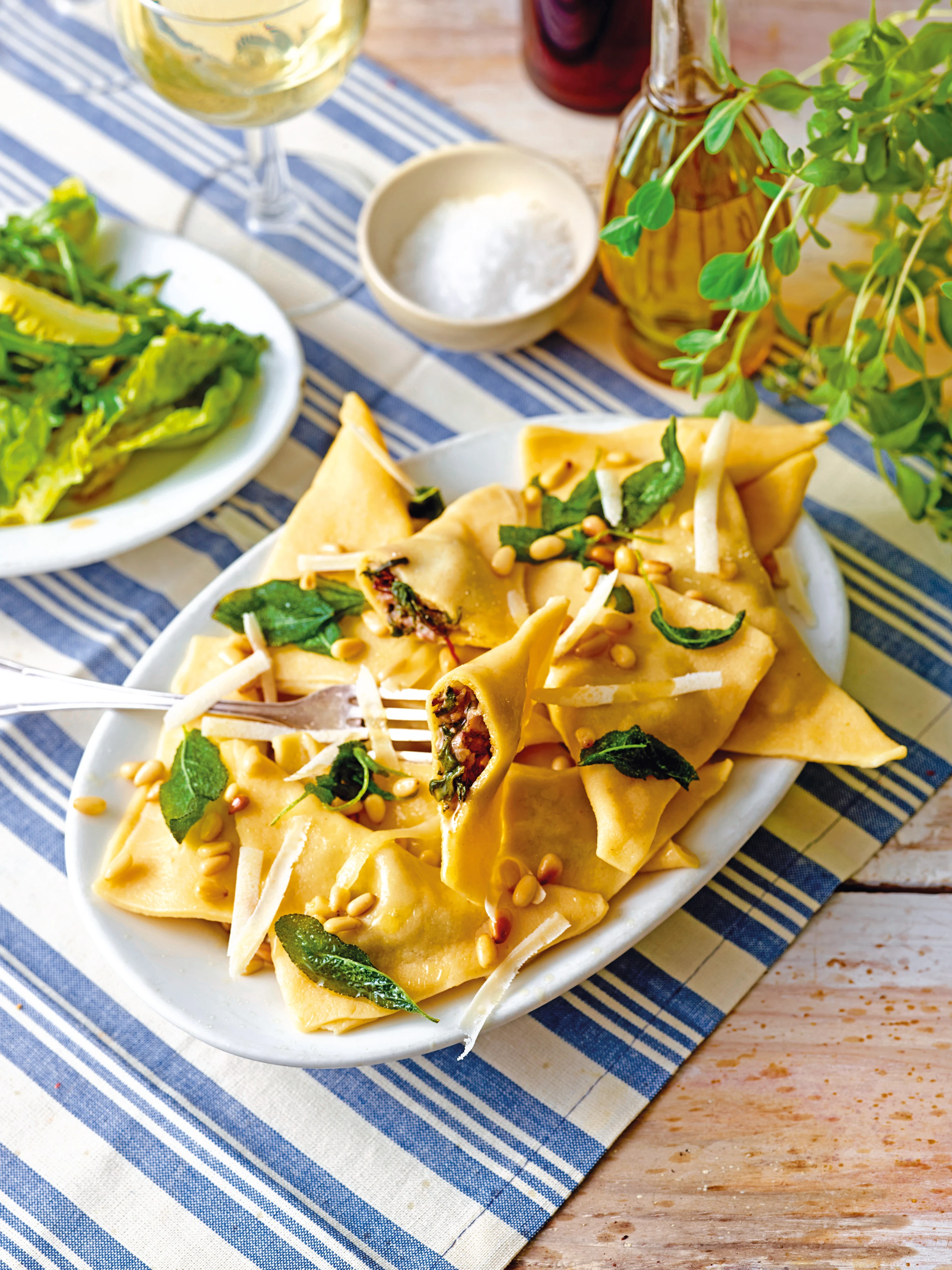 Pansoti mit Steinpilz-Mangoldfülle und Salbeibutter