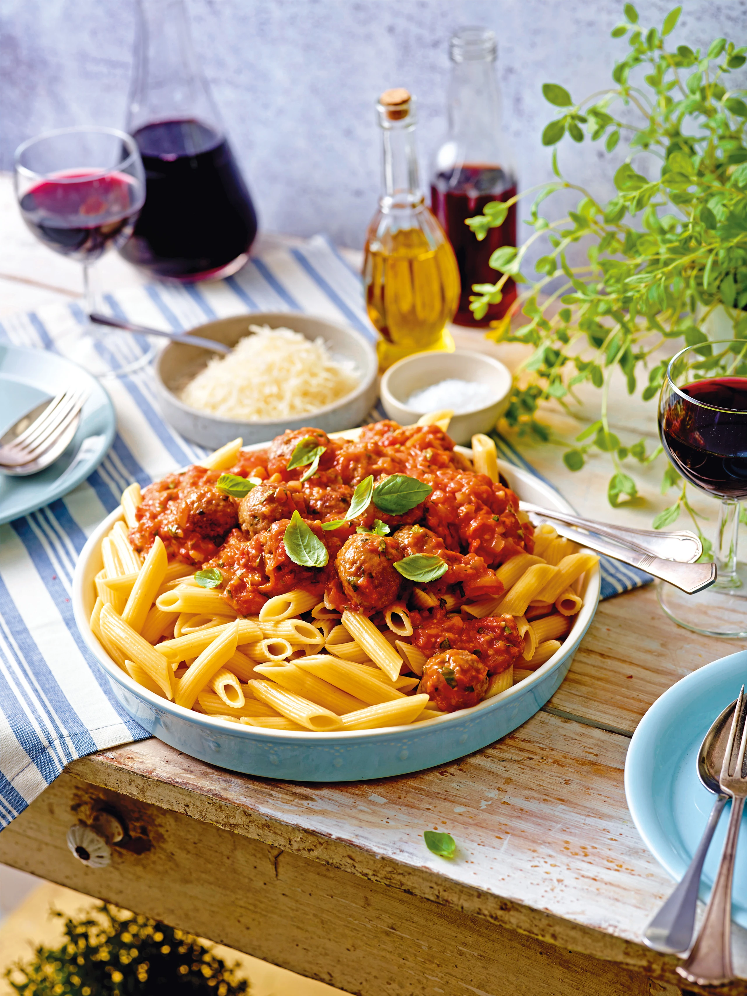 Penne mit Fleischbällchen und Paradeissauce