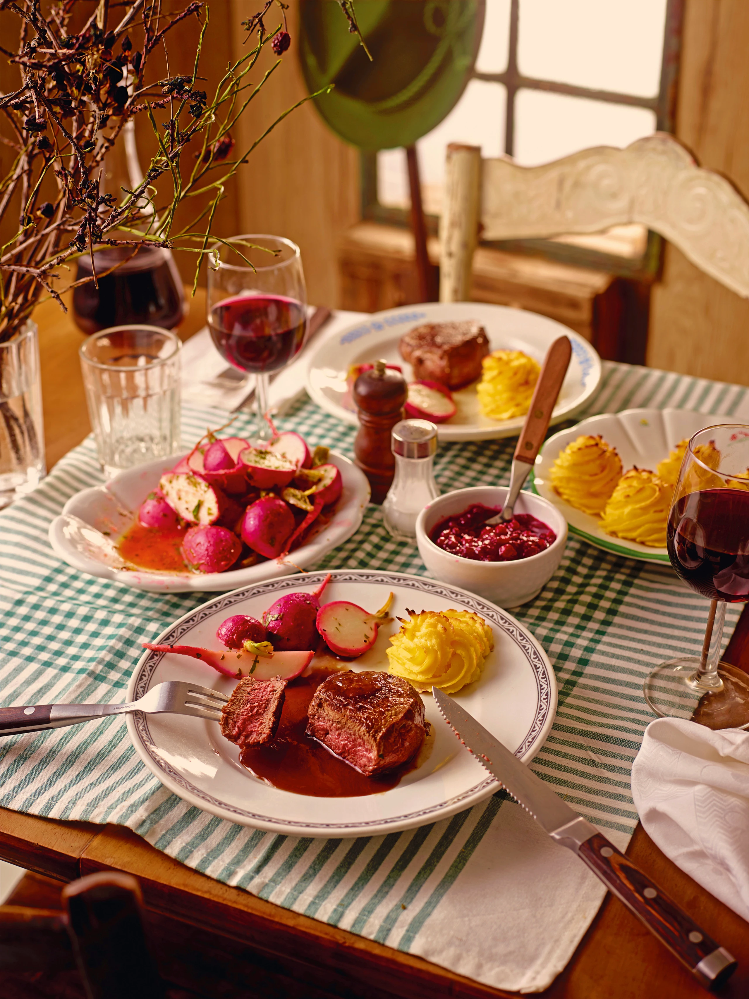 Hirschsteak mit Honig-Radieschen und Erdäpfelkrapferln