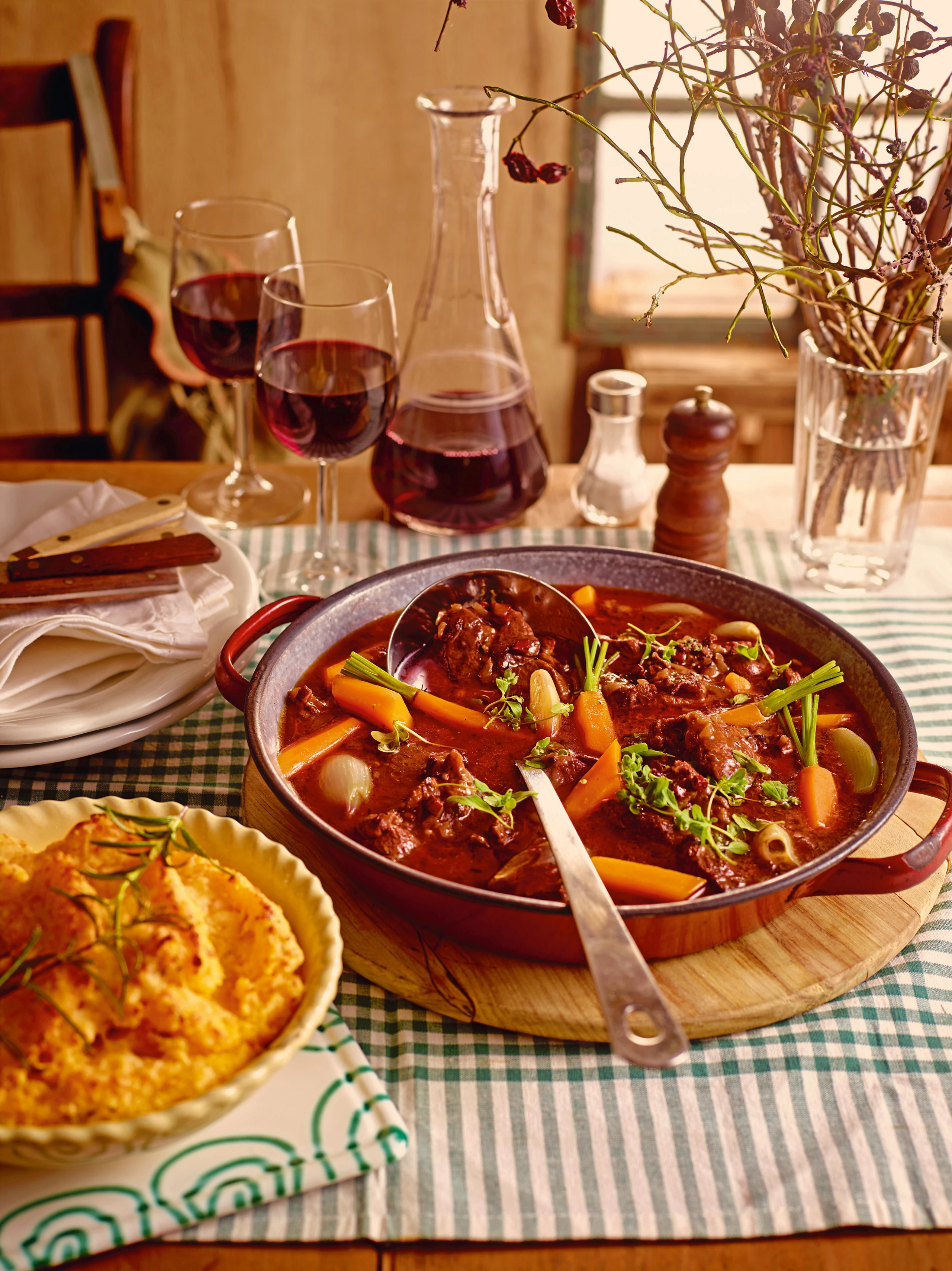 Reheintopf mit Karotten, Schalotten und Rosmarinpolenta