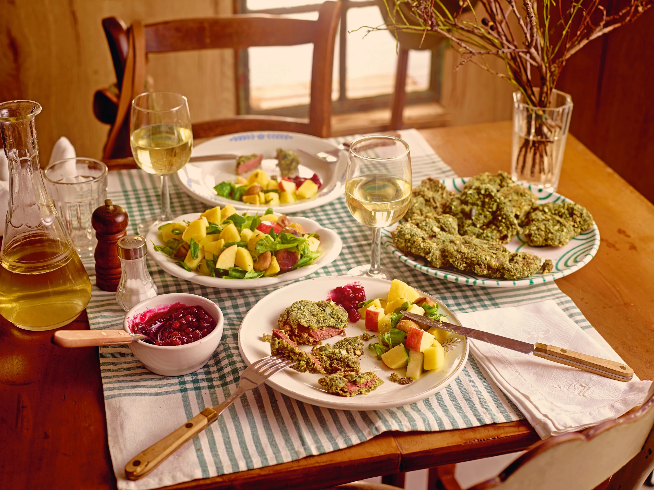 Wildschweinschnitzel mit Kürbiskernpanier und Erdäpfel-Maronisalat