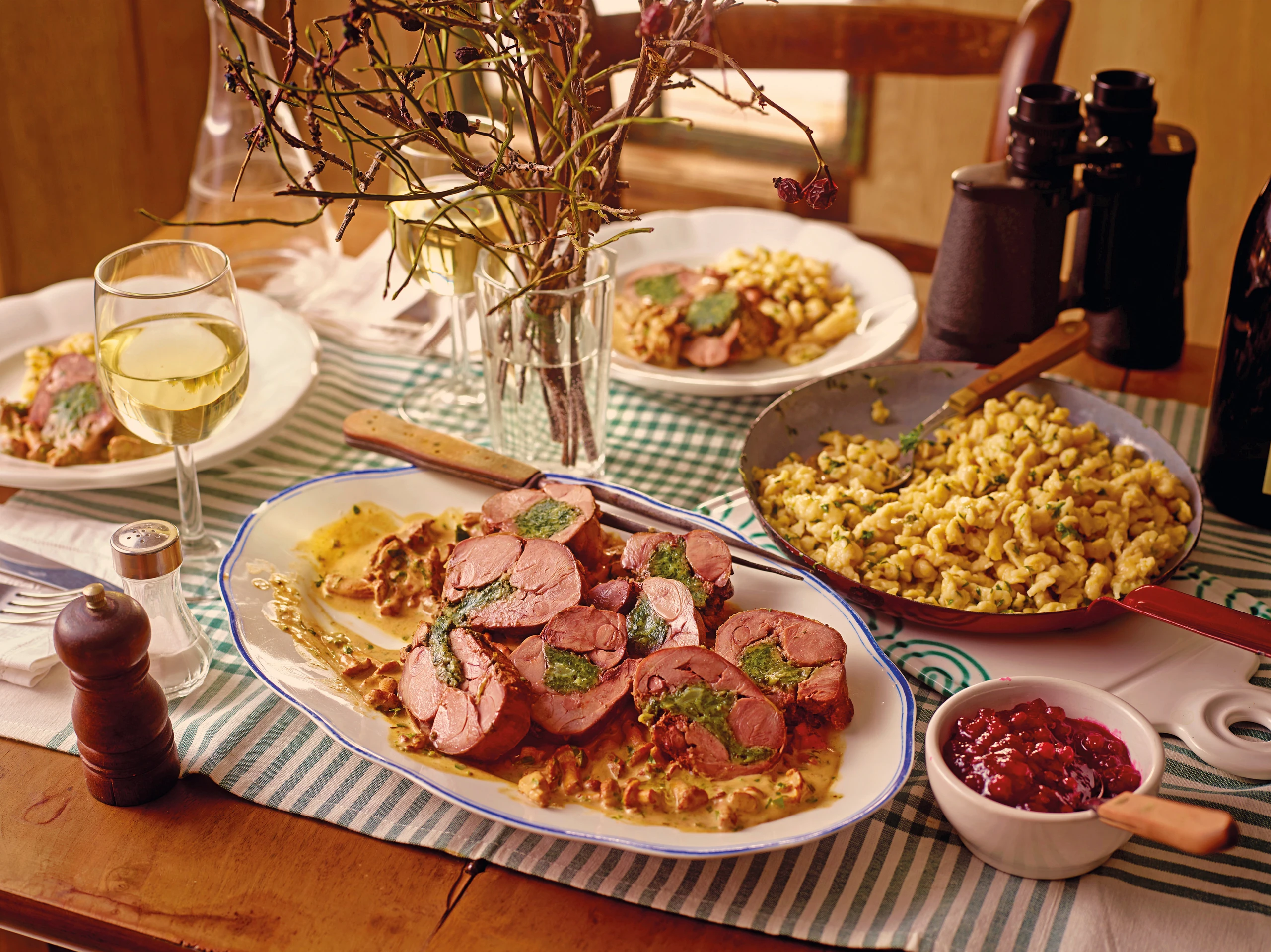Hasenkeule mit Mangoldfülle, Schwammerlsauce und Kressespätzle