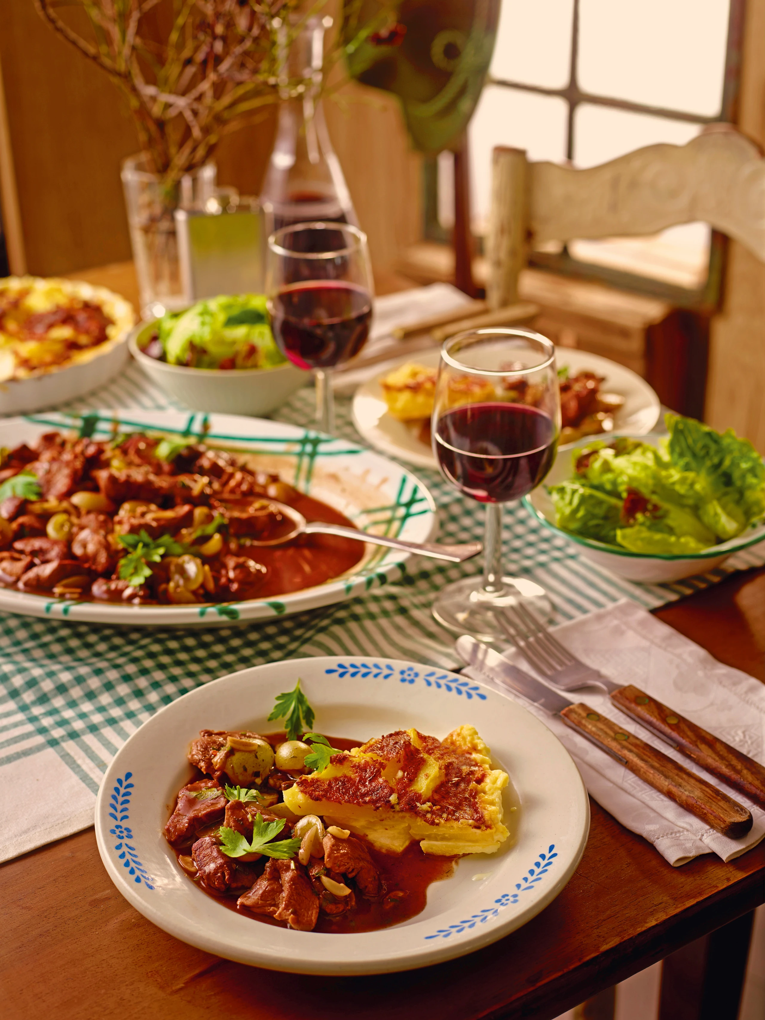 Wildgeschnetzeltes mit Trauben, Mandeln und Erdäpfelgratin