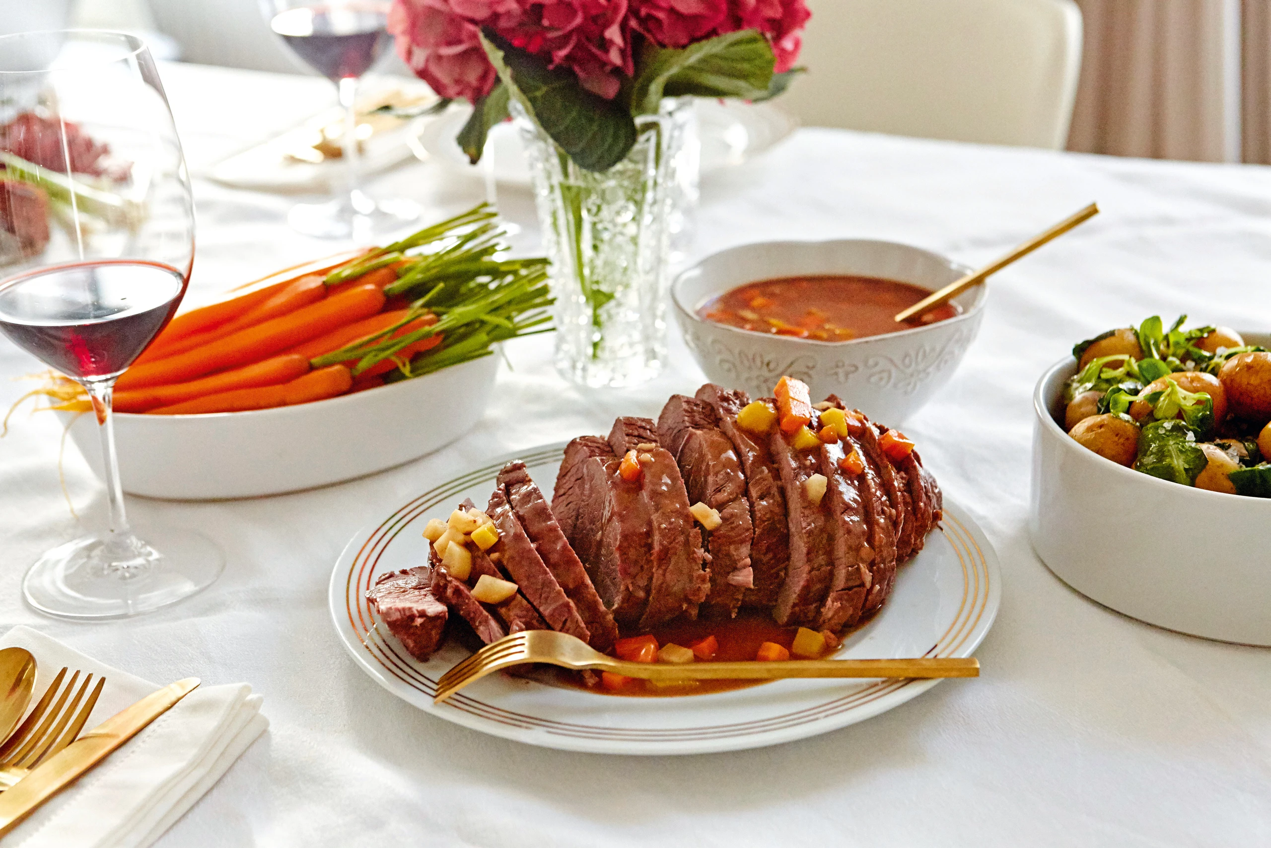 Rindsbraten mit Rahmsauce, Jungkarotten und Erdäpfeln