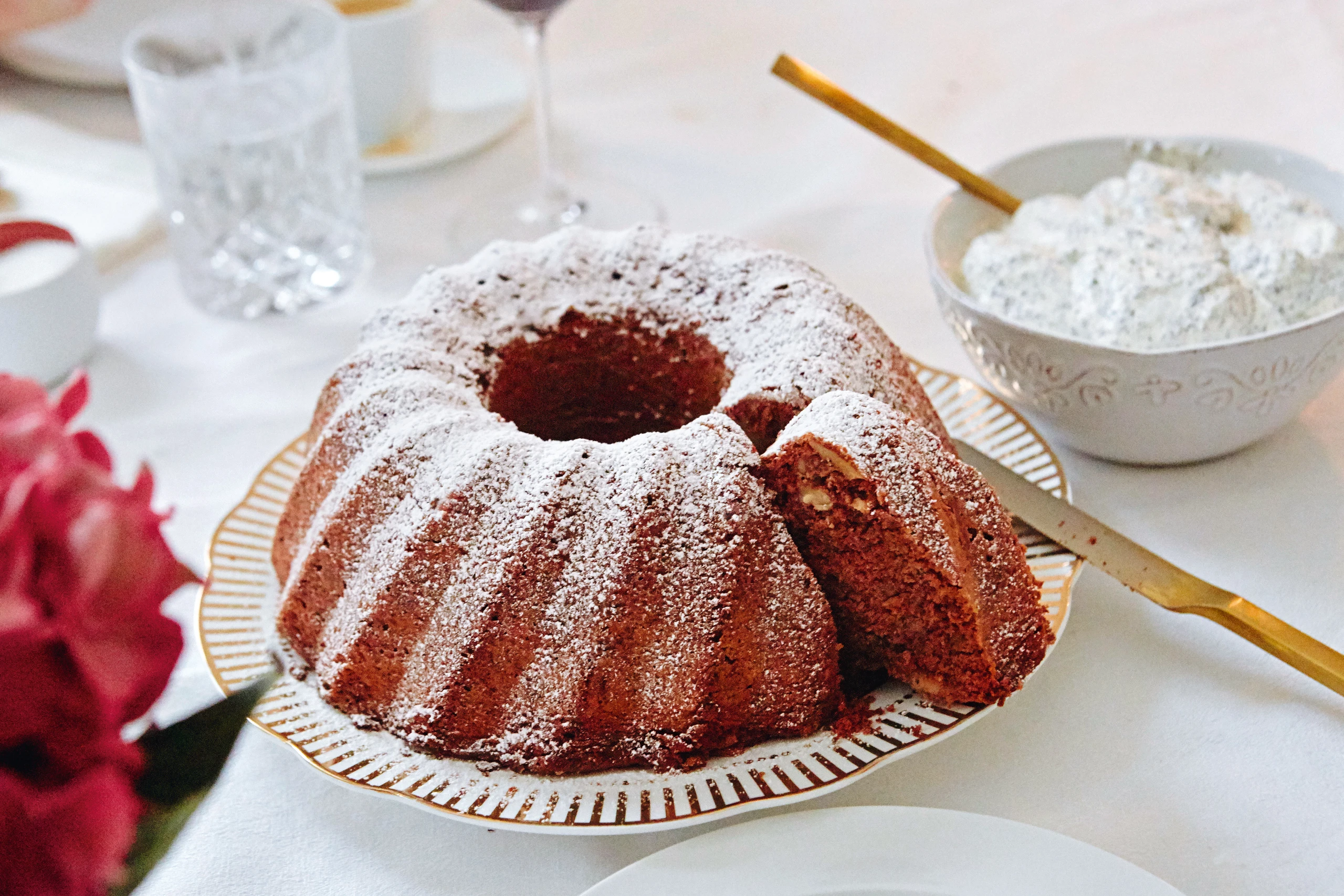 Schokolade-Nuss-Gugelhupf mit Mohnobers