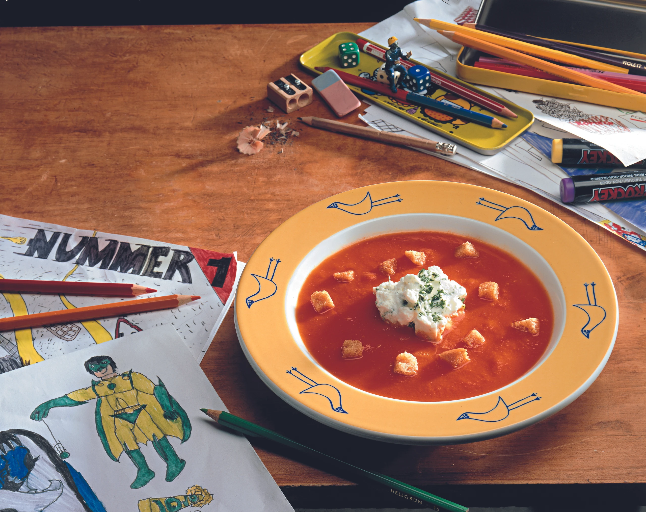 Rote Gemüsesuppe mit Obershäubchen