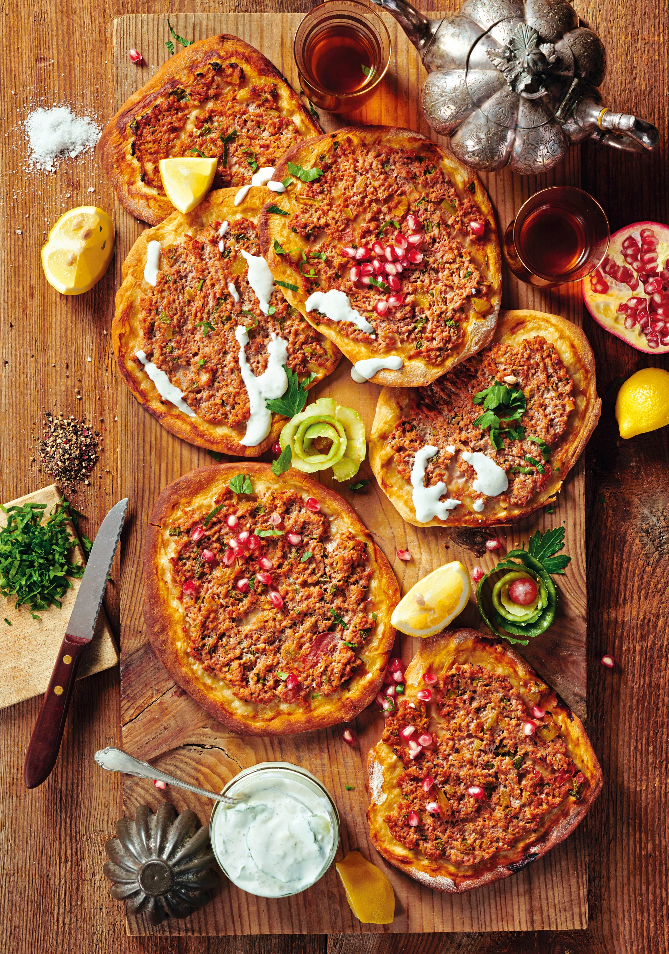 Lahmacun mit Gurken-Joghurt und Granatapfelkernen