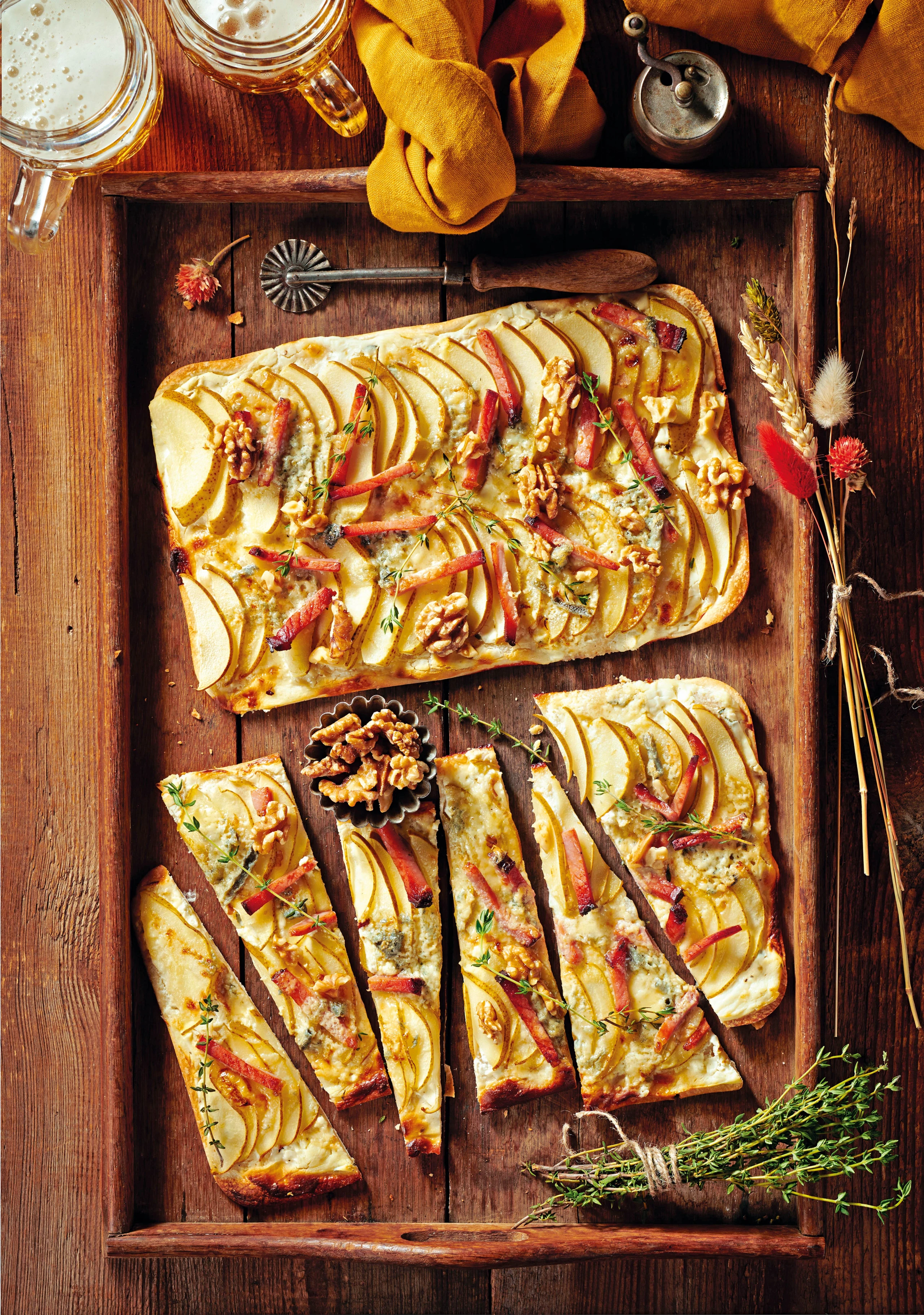 Flammkuchen mit Birnen, Gorgonzola und Speck