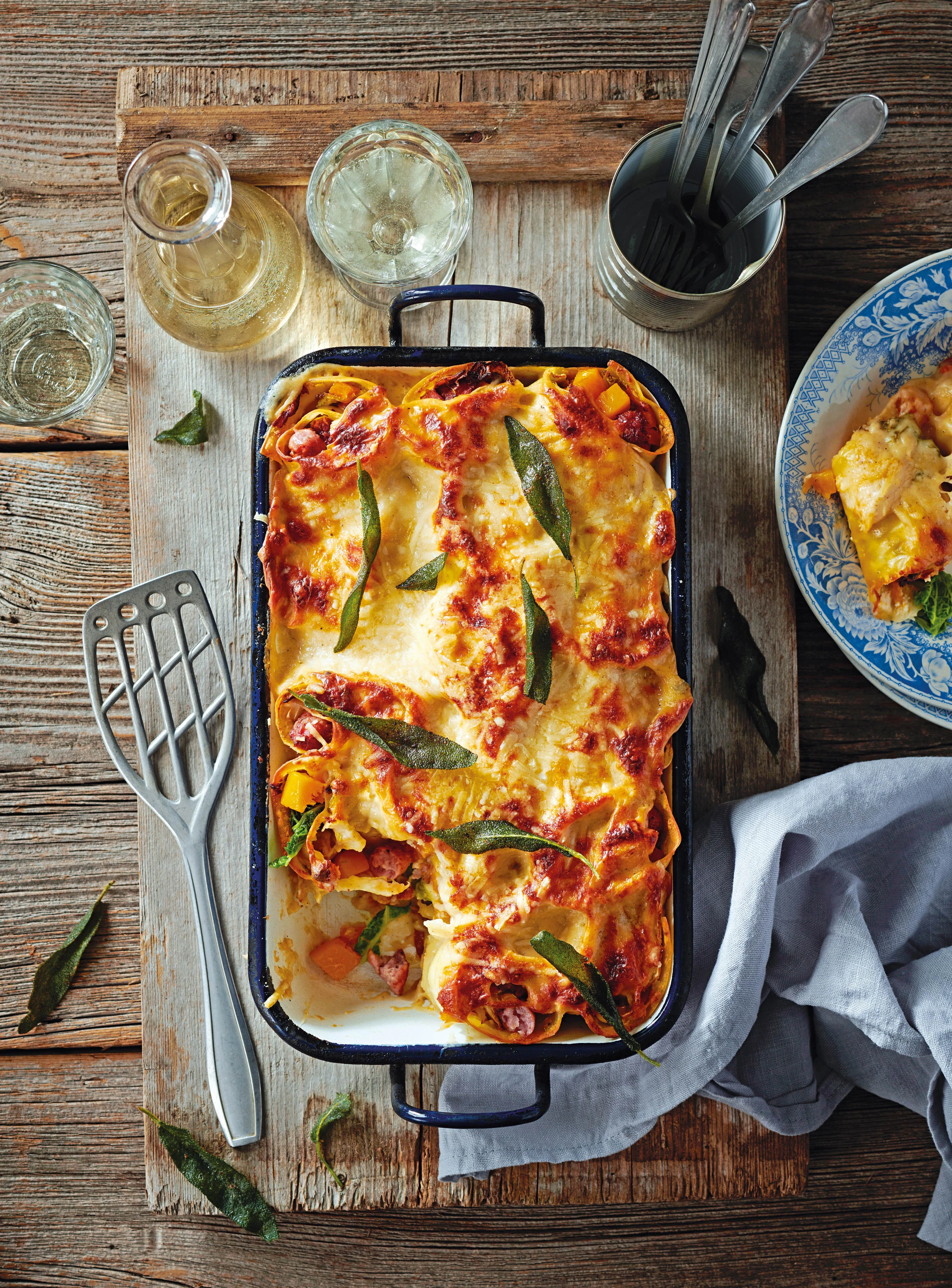 Lasagneröllchen mit Kohl, Bratwurst und Kürbis