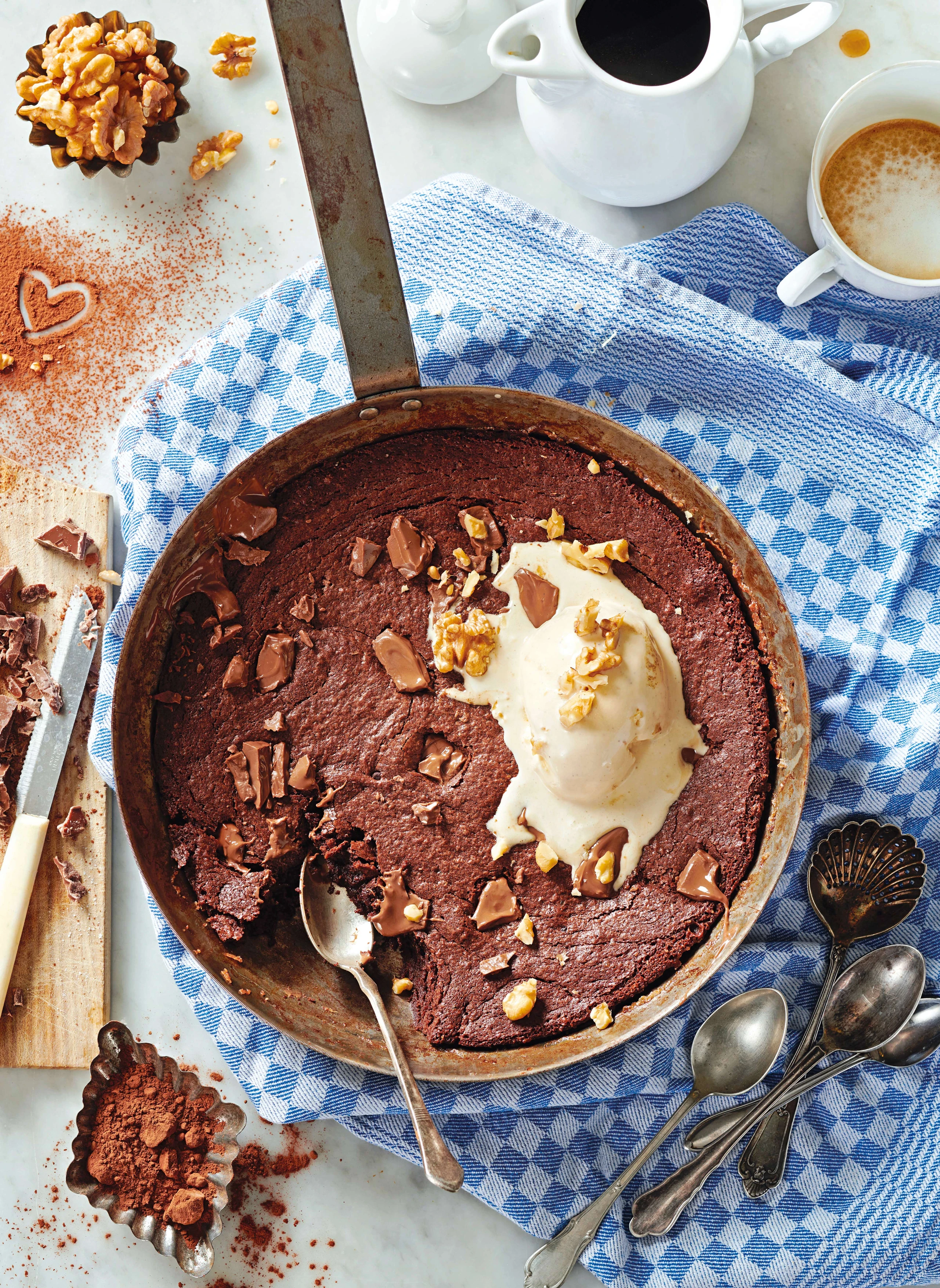 Pfannen-Brownie mit Nüssen
