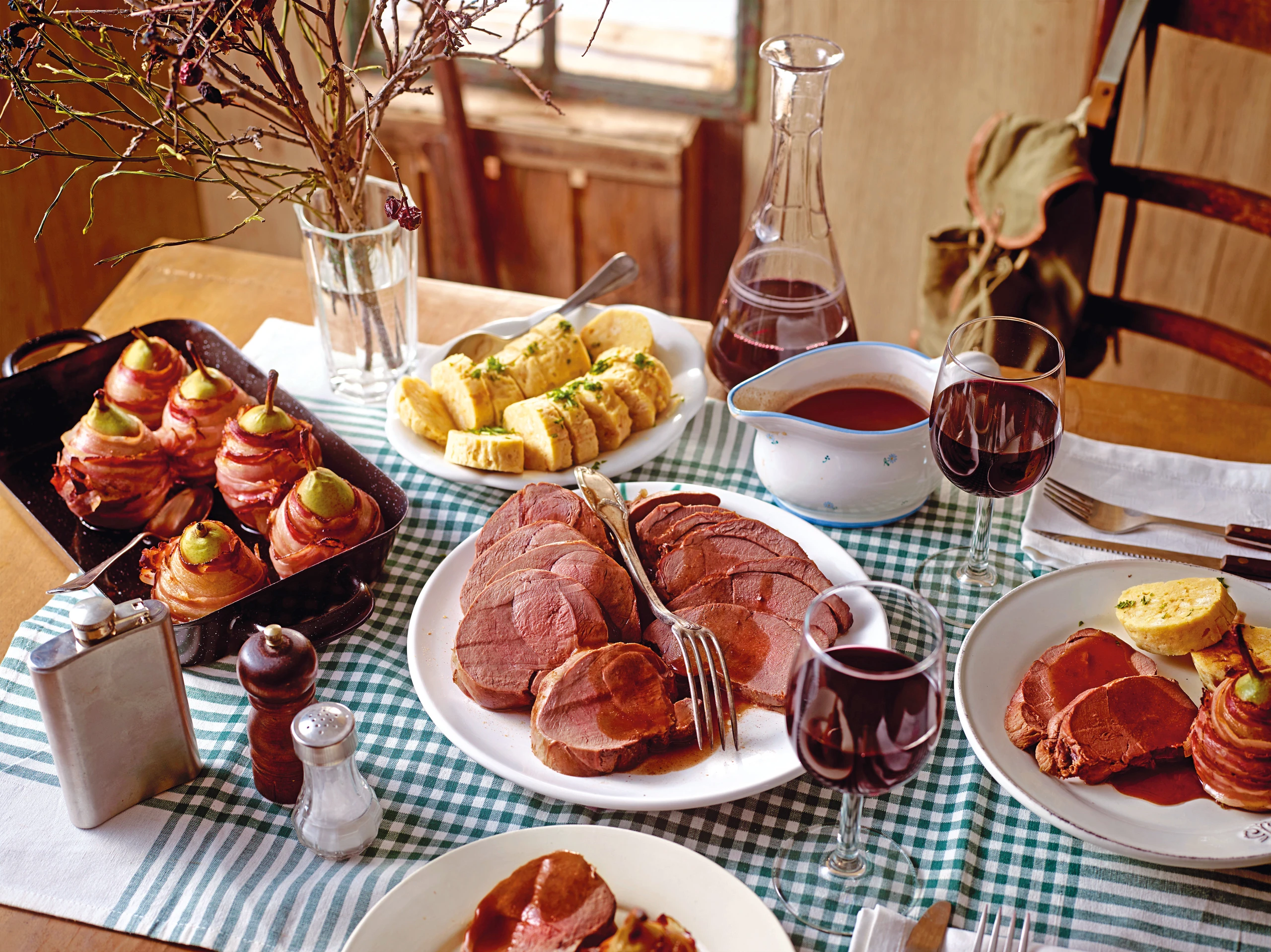 Rehbraten mit Speckbirnen und Serviettenknödeln
