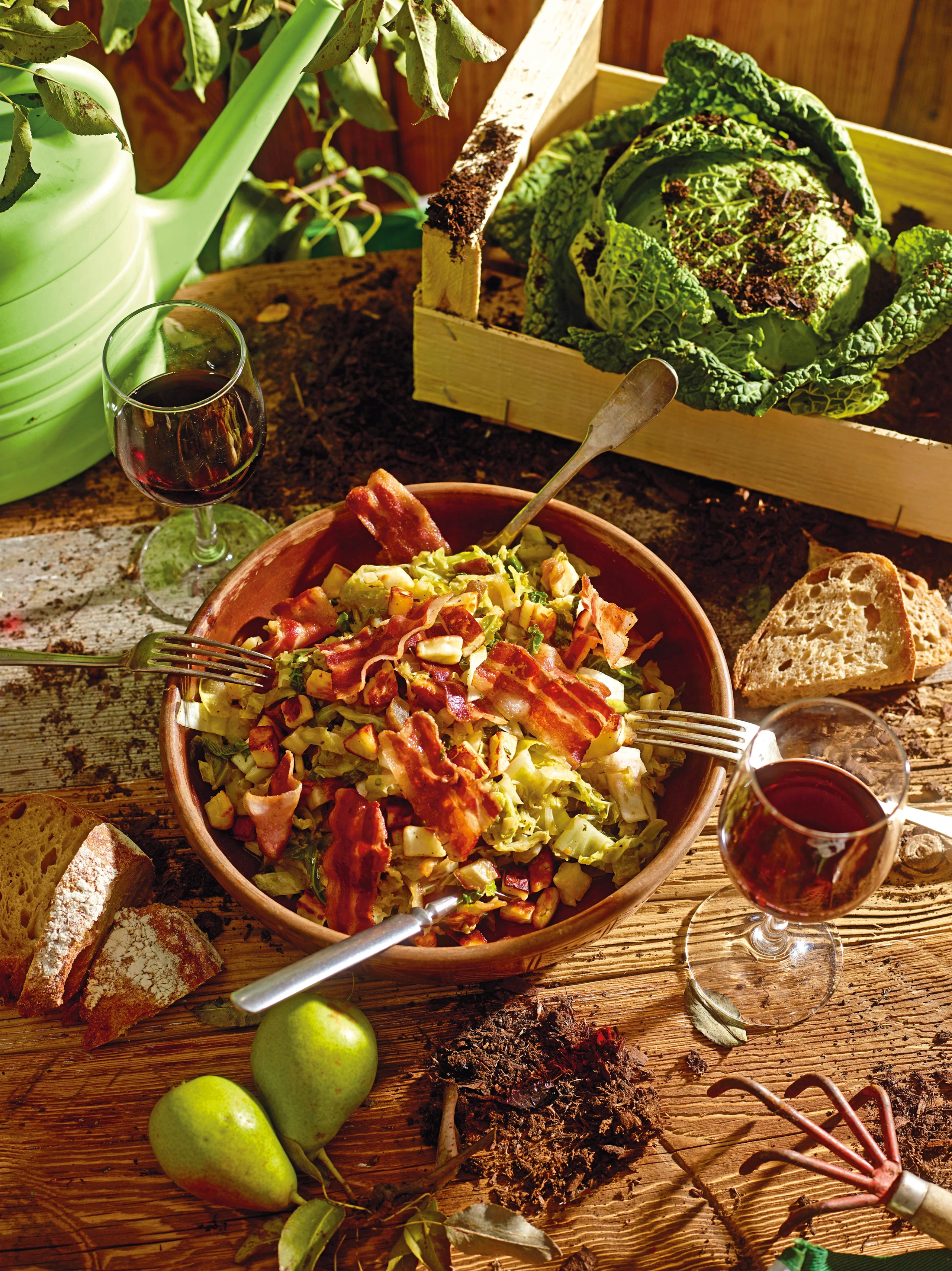 Kohlsalat mit Datteln, Pancetta und Halloumi