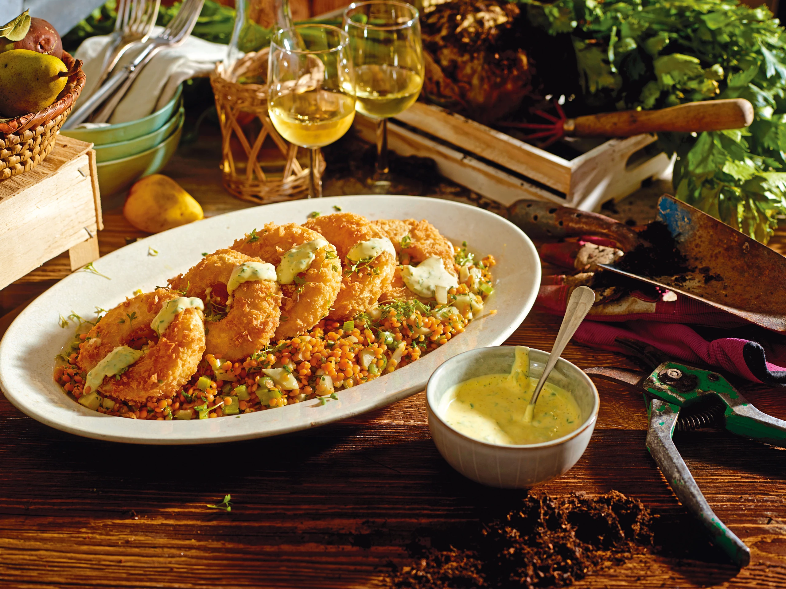 Knusprige Sellerieringe mit Linsensalat und Kressesauce