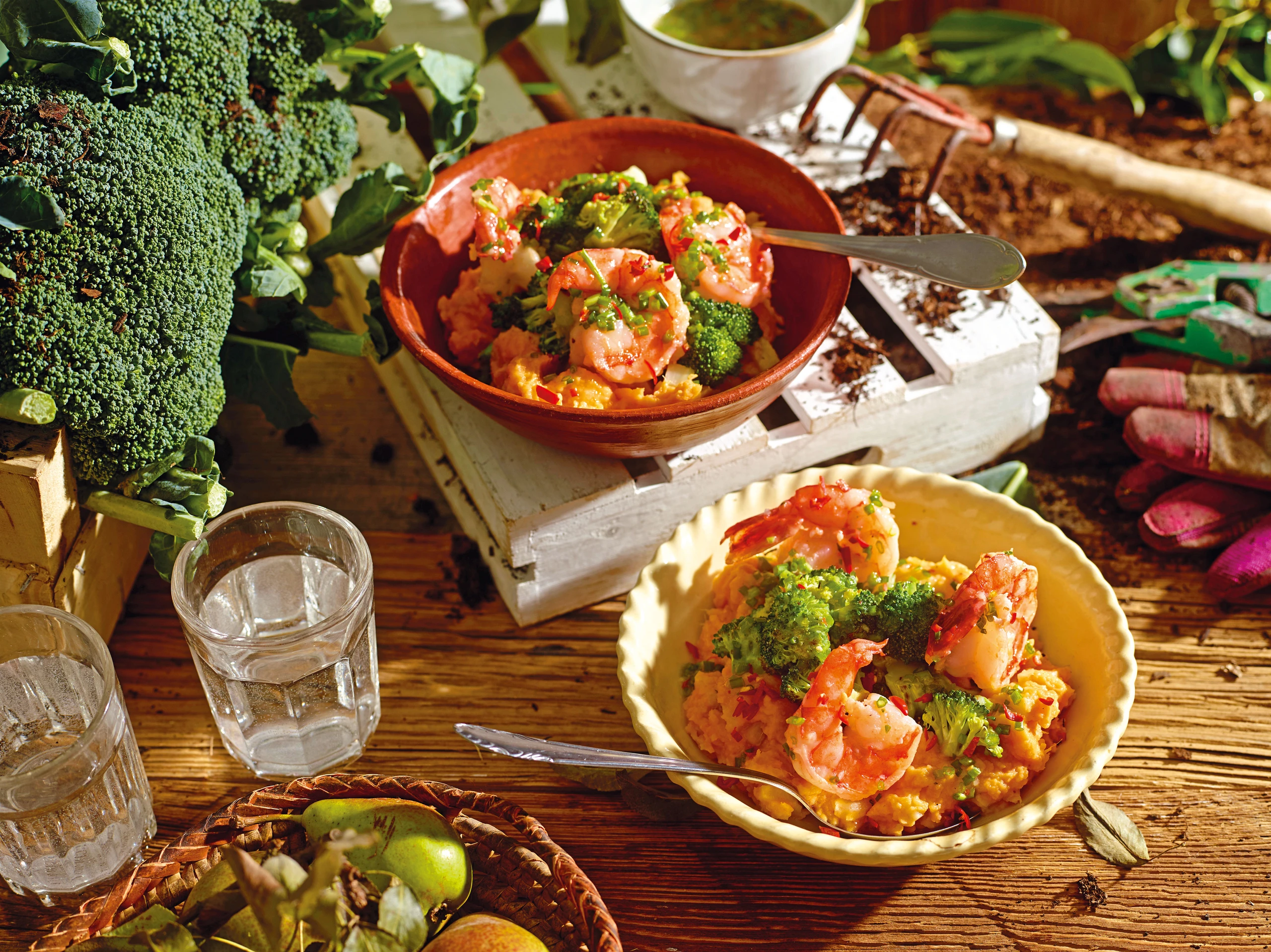 Süßkartoffel-Pastinakenbowl mit Brokkoli und scharfen Garnelen