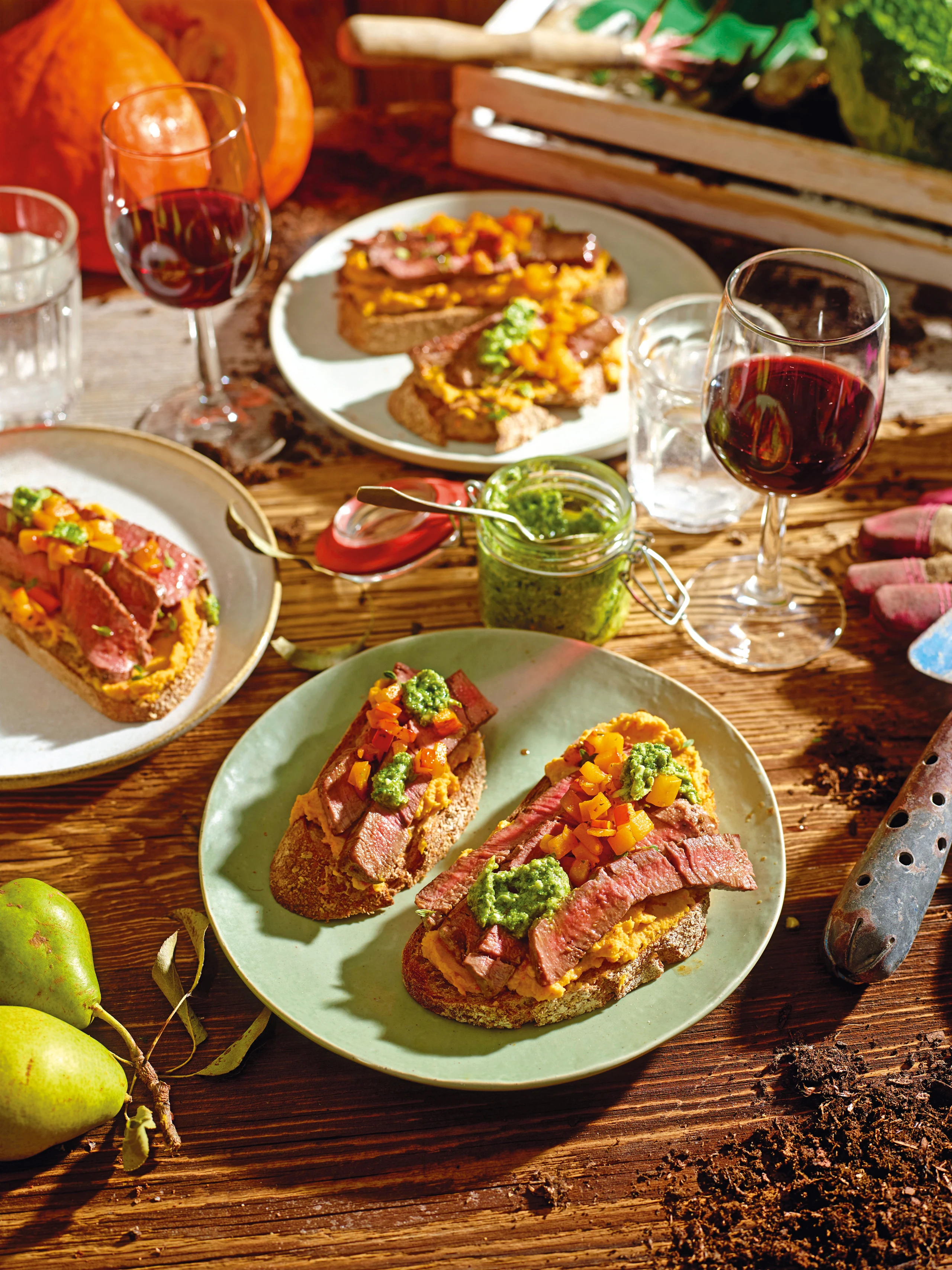 Schwarzbrottoasts mit Kürbishummus, Tagliata und Vogerlsalat-Pesto