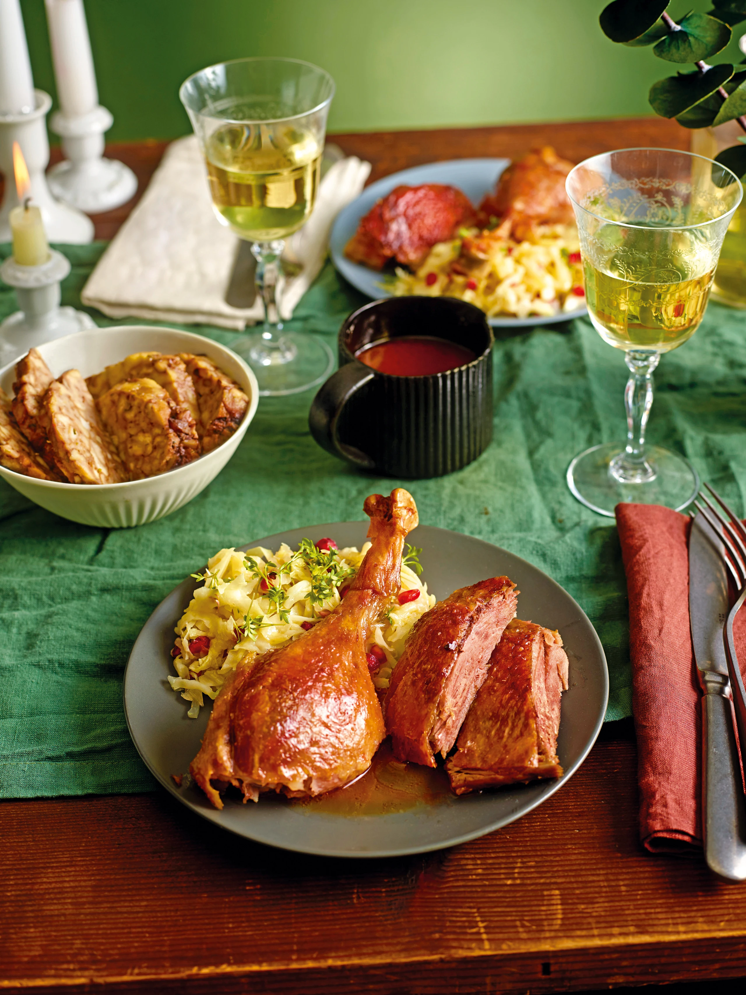 Gansl mit Laugengebäckfülle und Weinkraut