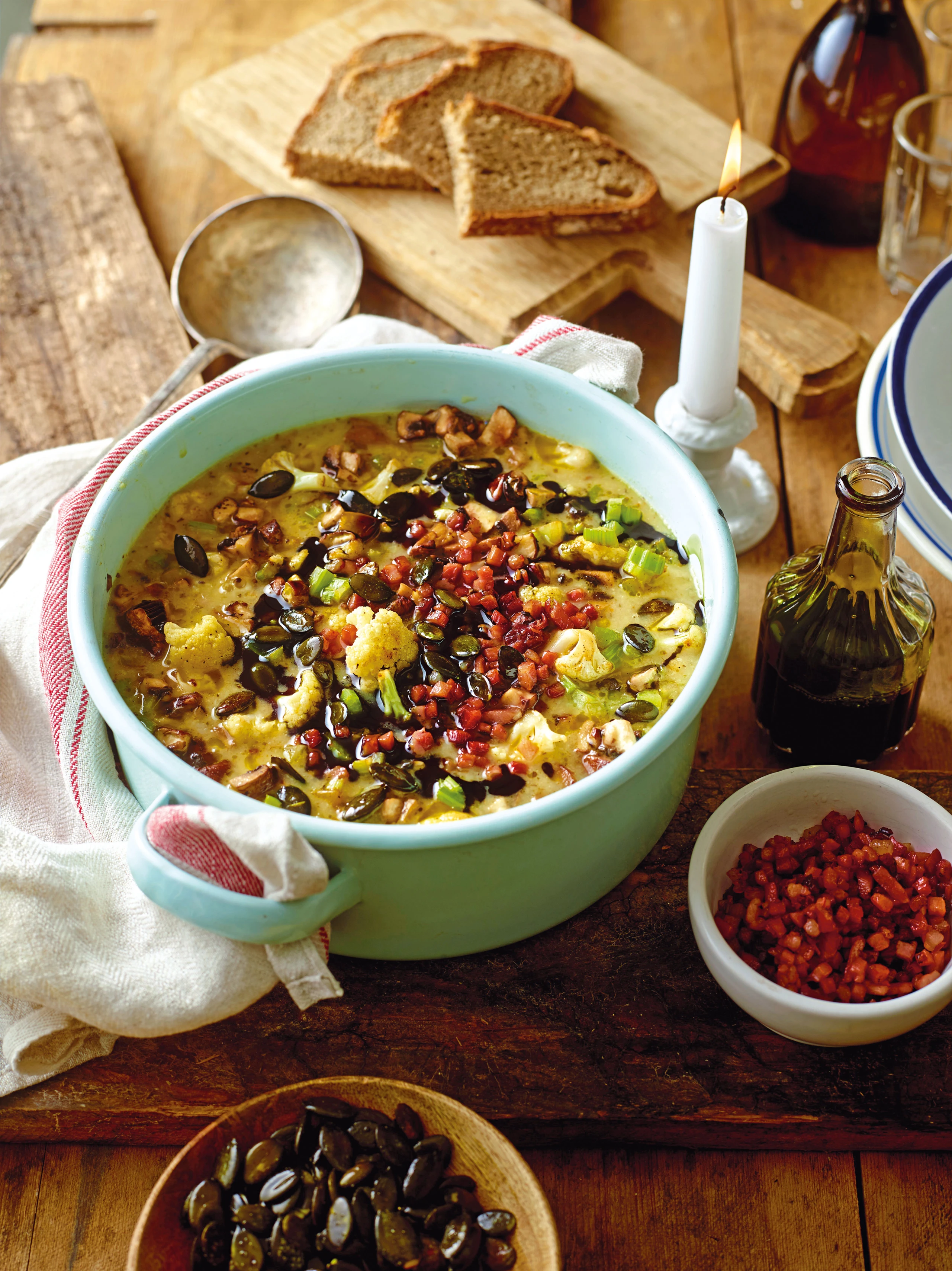 Karfiolsuppe mit Speck und Kürbiskernen