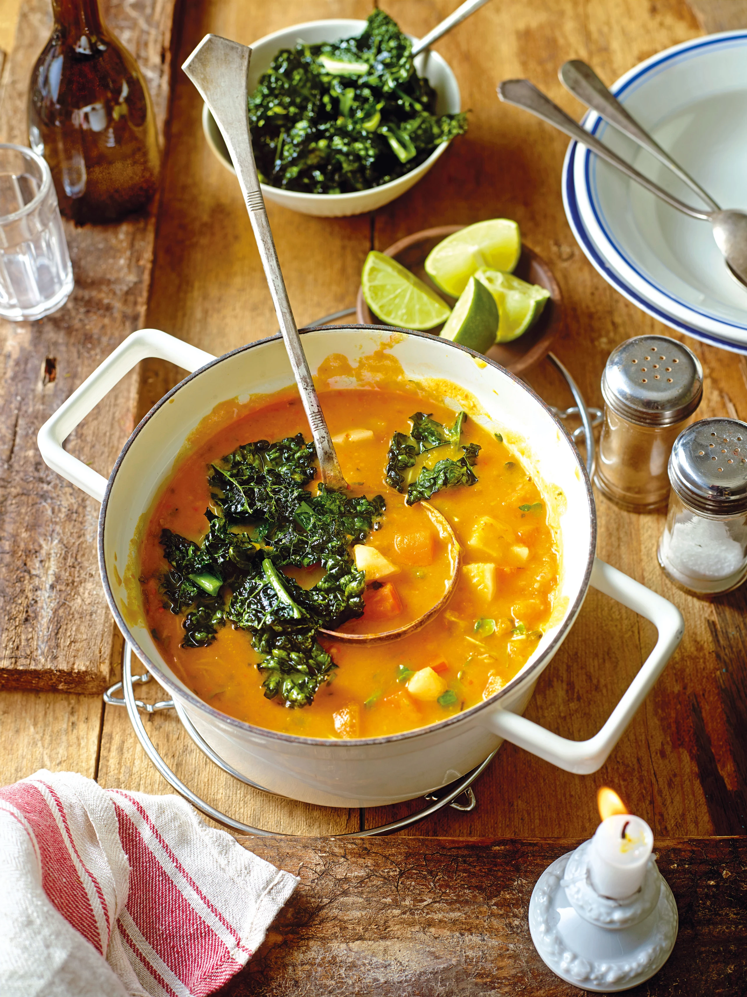 Misosuppe mit Pastinaken, Hokkaido und Schwarzkohl