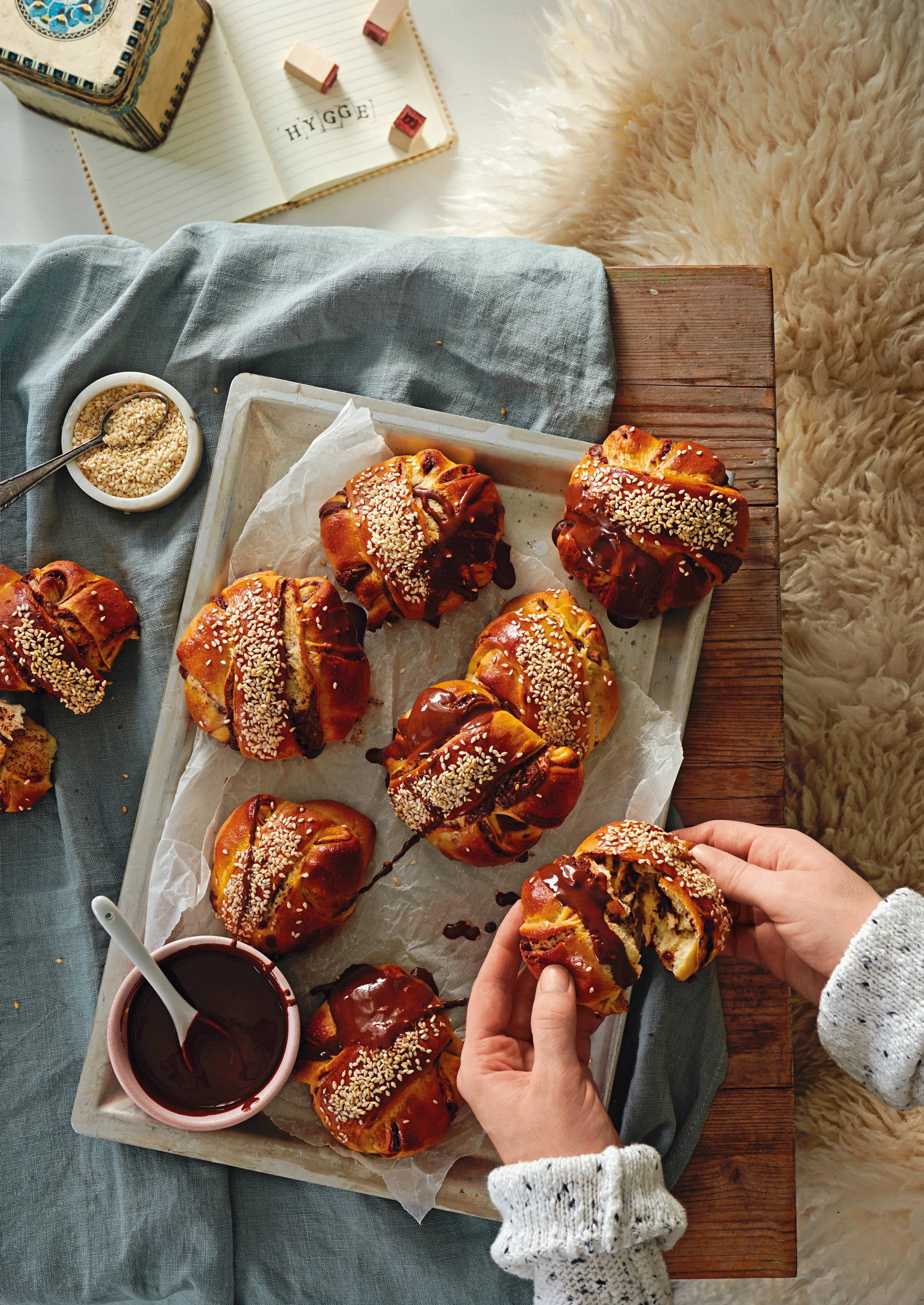 Kanelbullar mit Sesam
