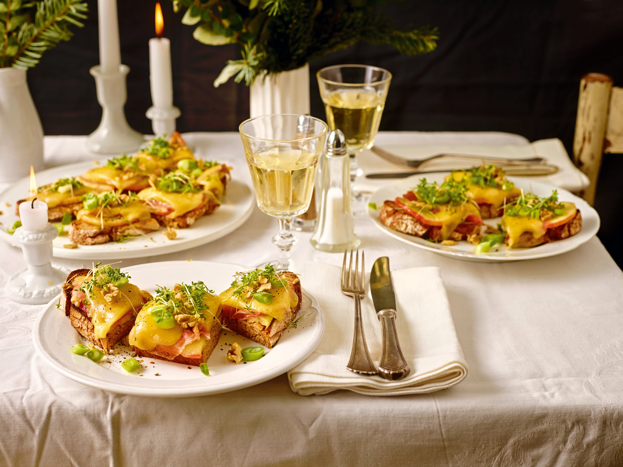 Raclettebrot mit Speck, Äpfeln und Nüssen