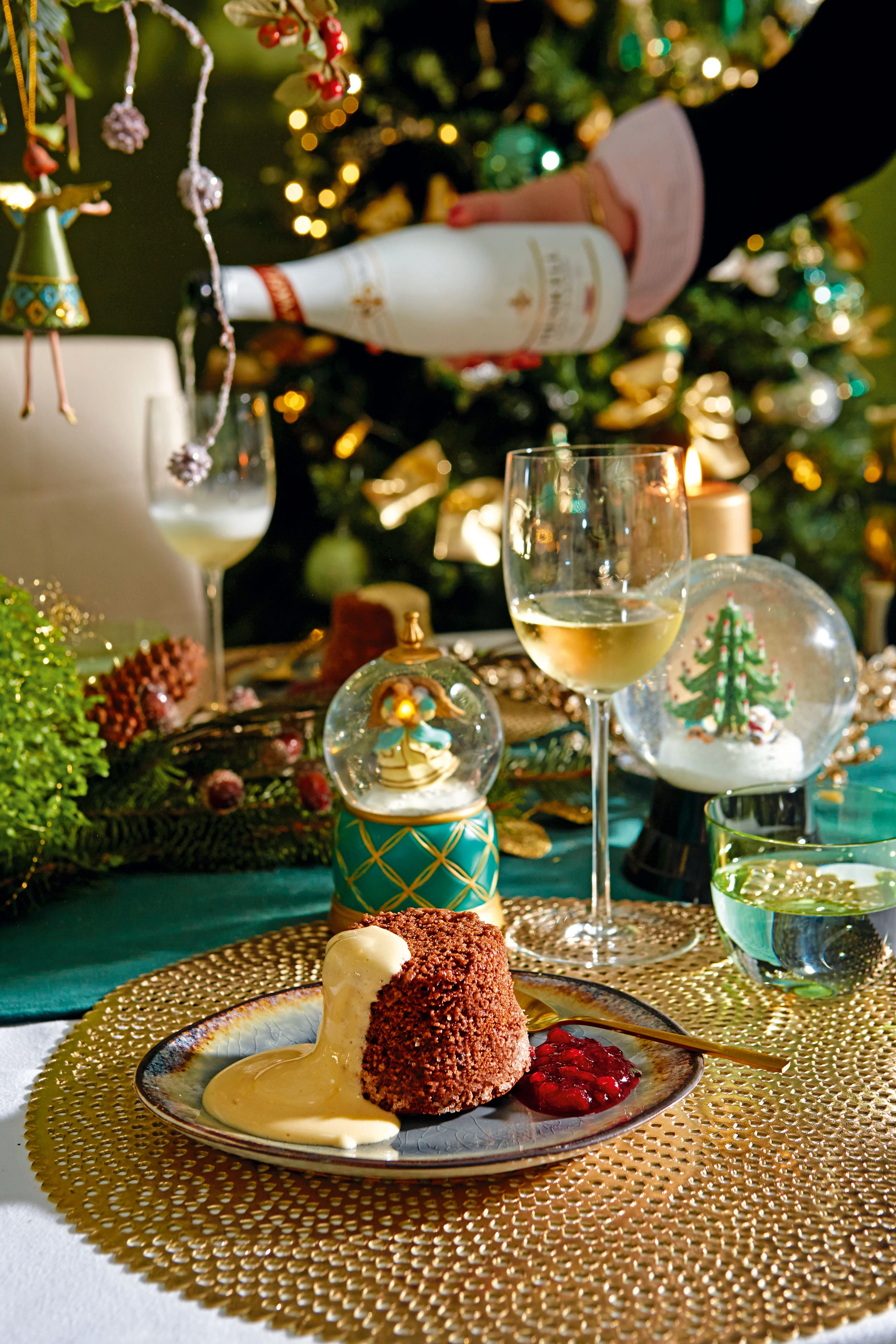 Mandel-Schokoauflauf mit Weinschaum und Preiselbeeren