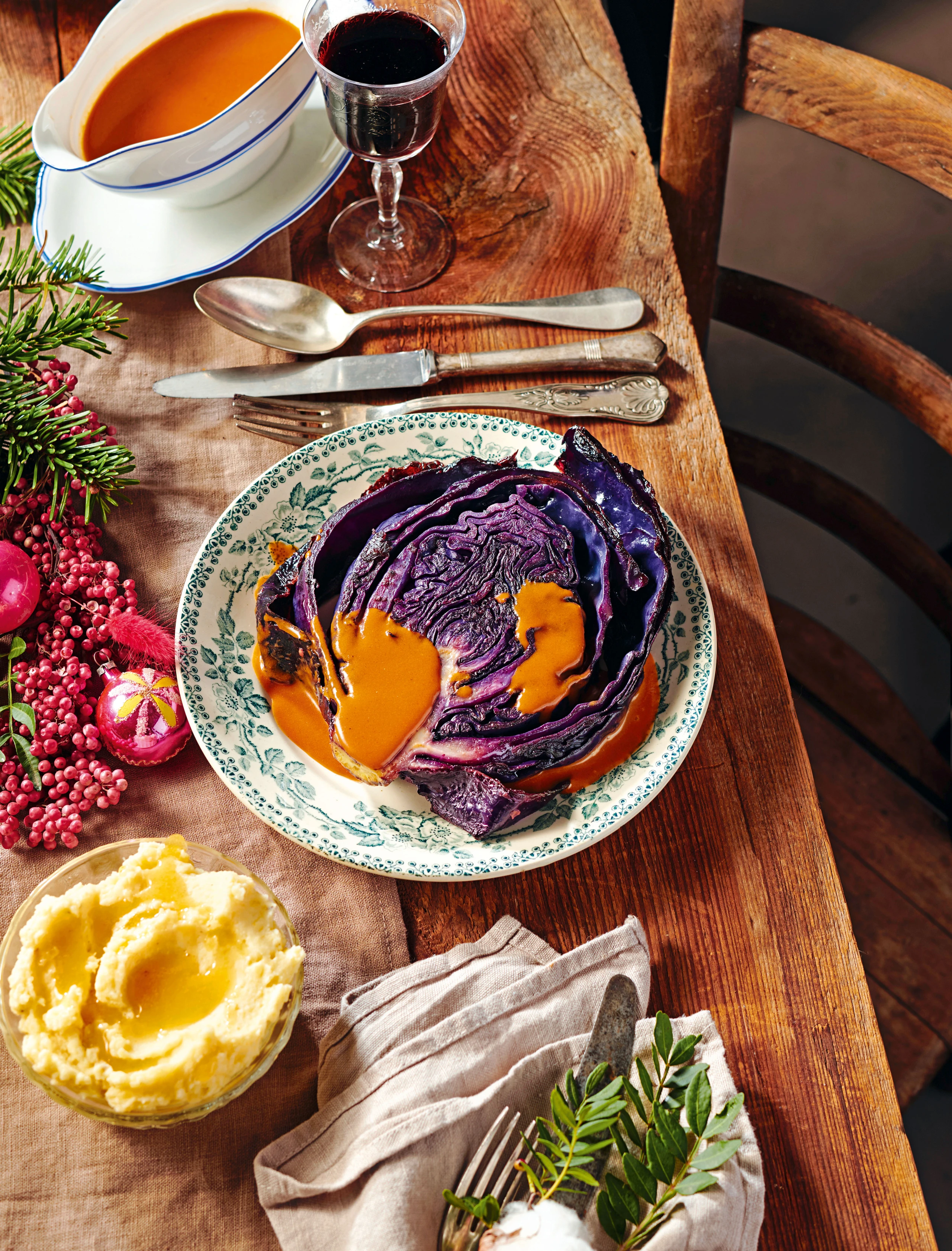 Rotkraut-Steaks mit Erdäpfelpüree & Bratensauce