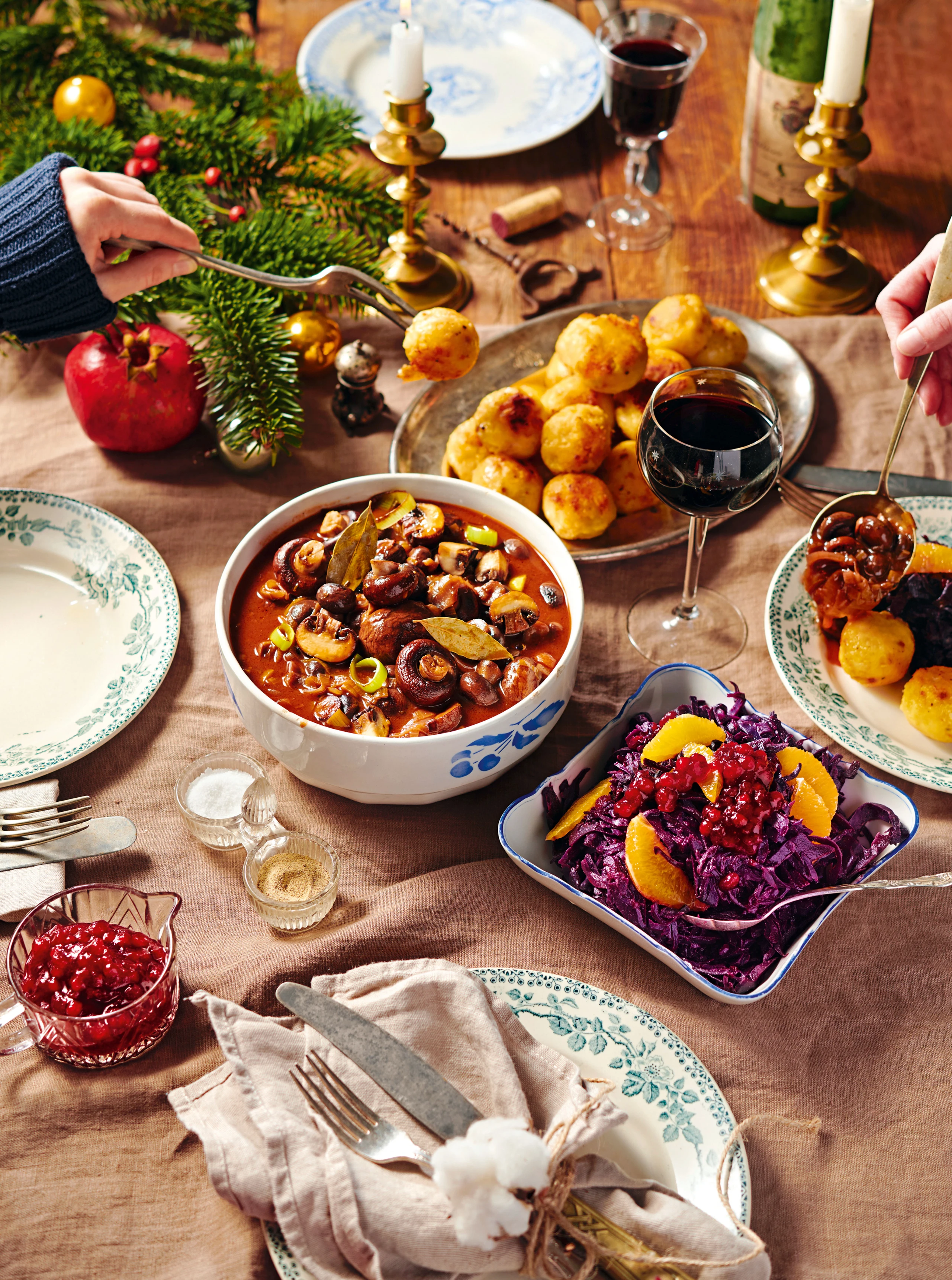 Pilz-Bourguignon mit Erdäpfelknöderln und Orangen-Rotkraut