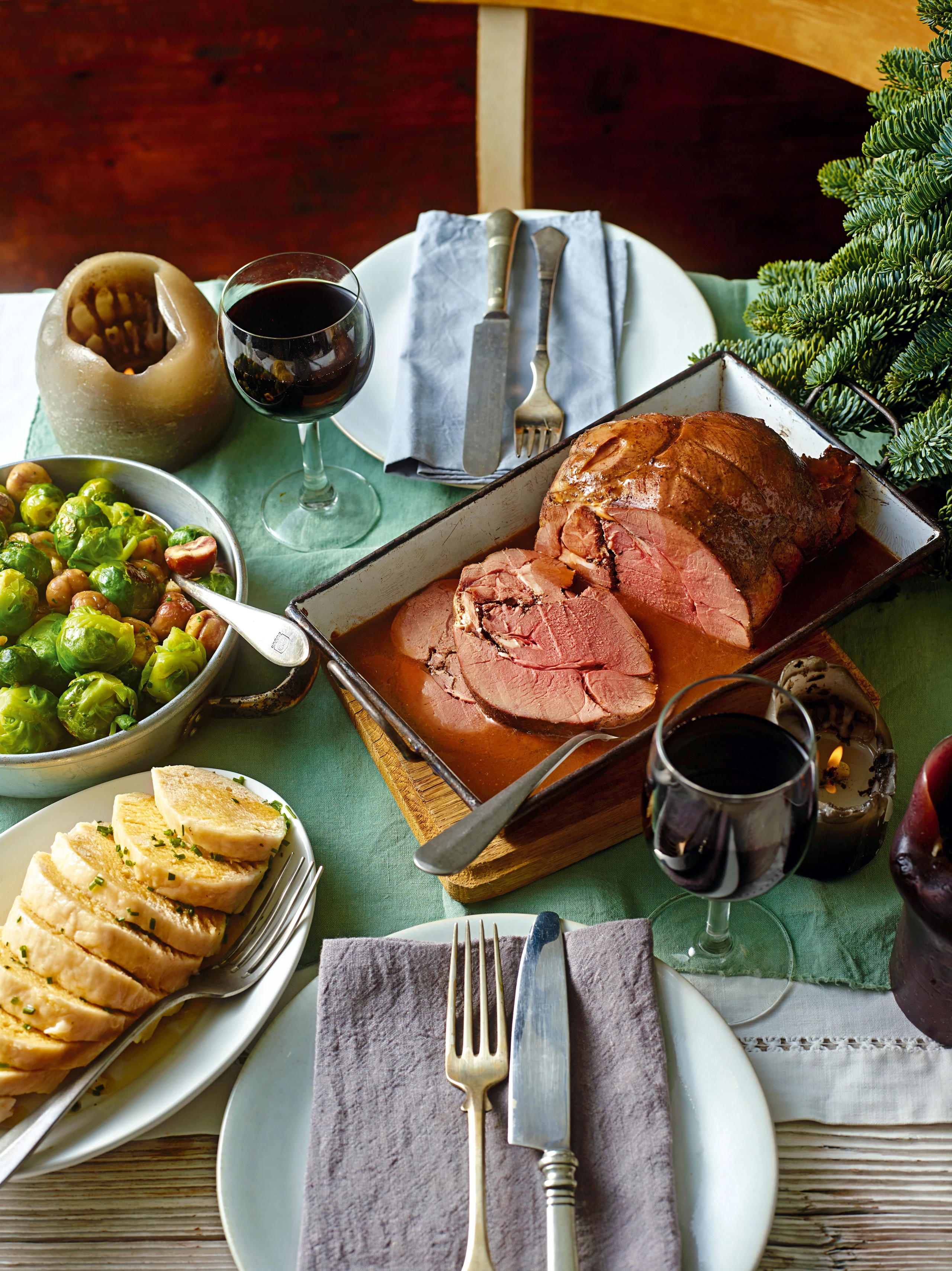Rehbraten mit Kohlsprossen, Maroni und Böhmischen Knödeln