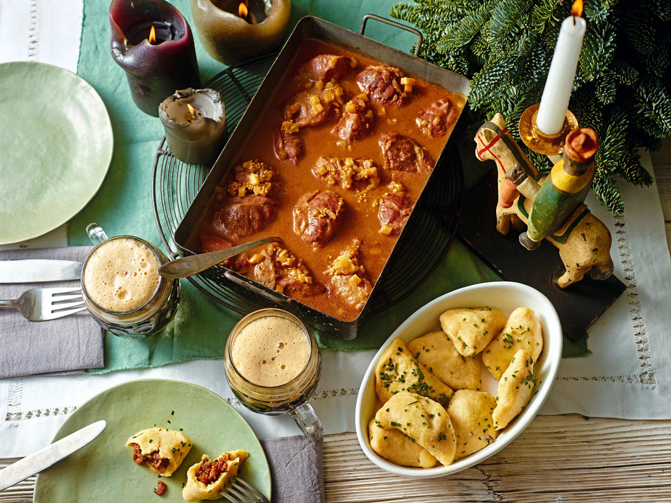 Schweinsbackerl mit dunklem Bier und Grammeltascherln