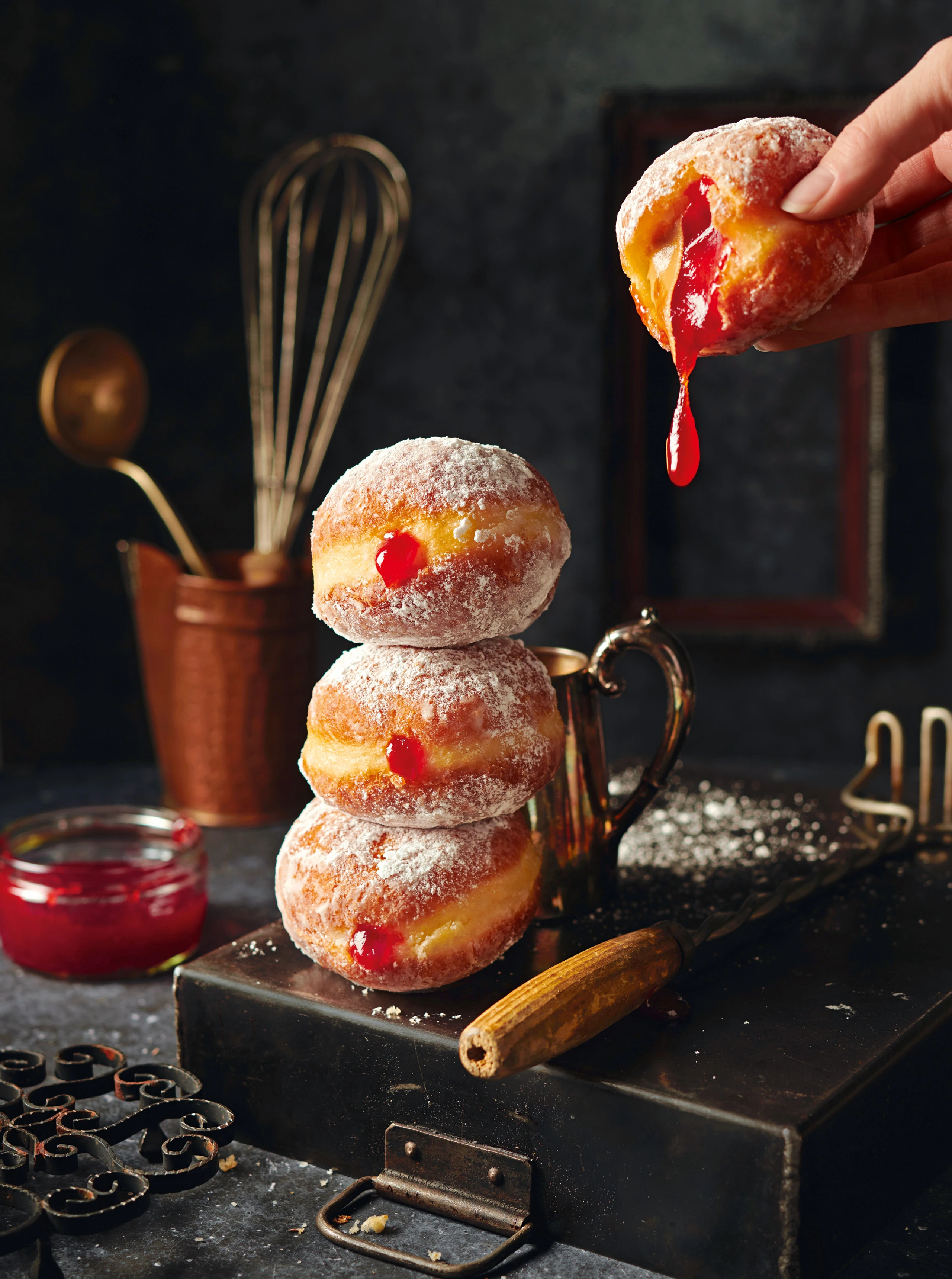 Krapfen mit Erdnussbutter und Erdbeermarmelade