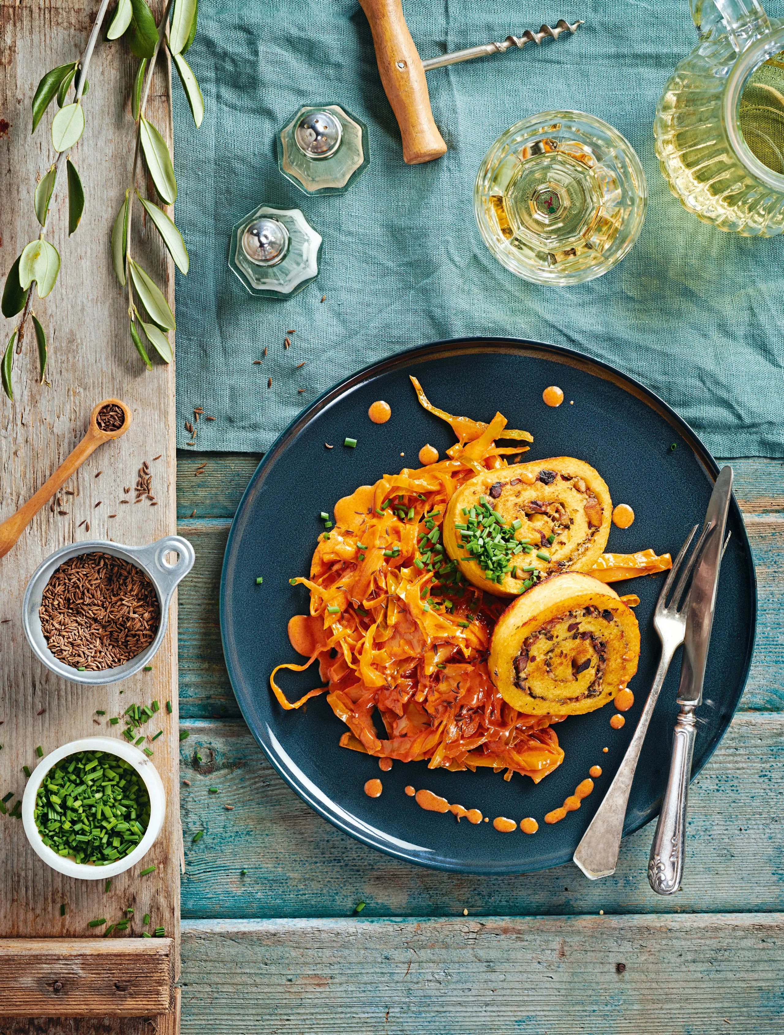 Erdäpfelrolle mit Champignon-Frischkäsefülle auf Paradeiskraut