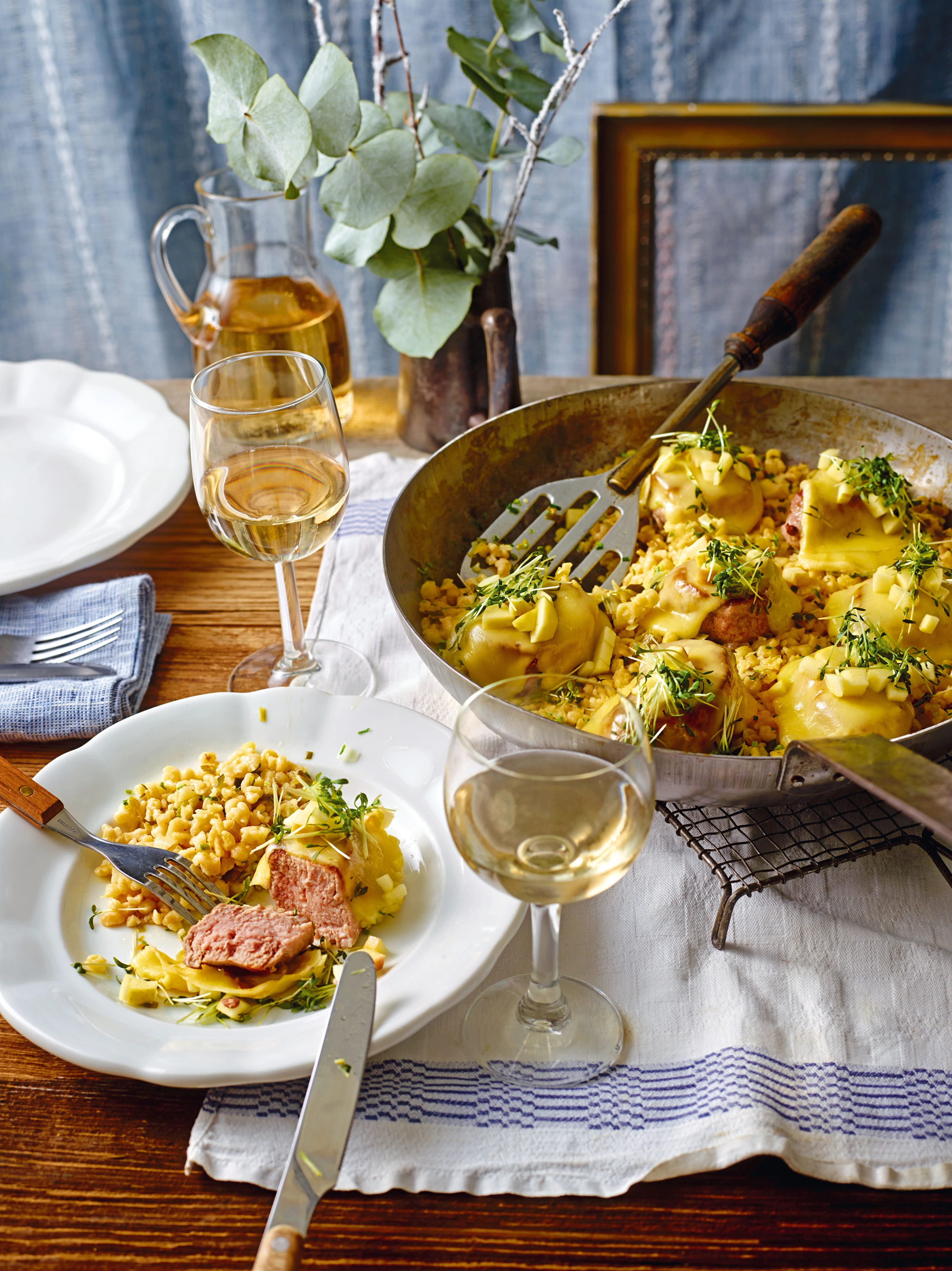 Schweinsmedaillons mit Raclettekäse, Äpfeln und Tarhonya