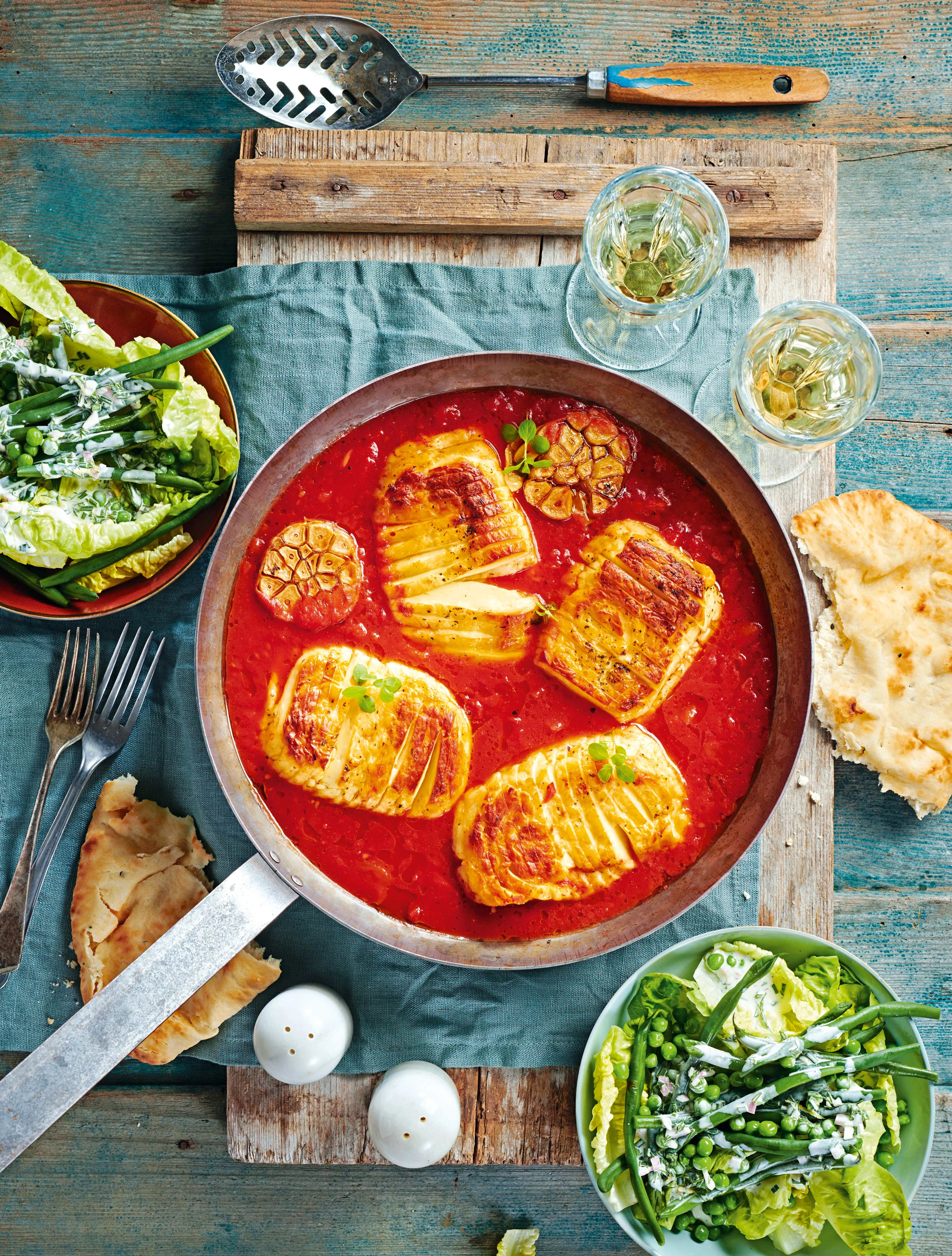 Hasselback-Halloumi mit Fisolensalat